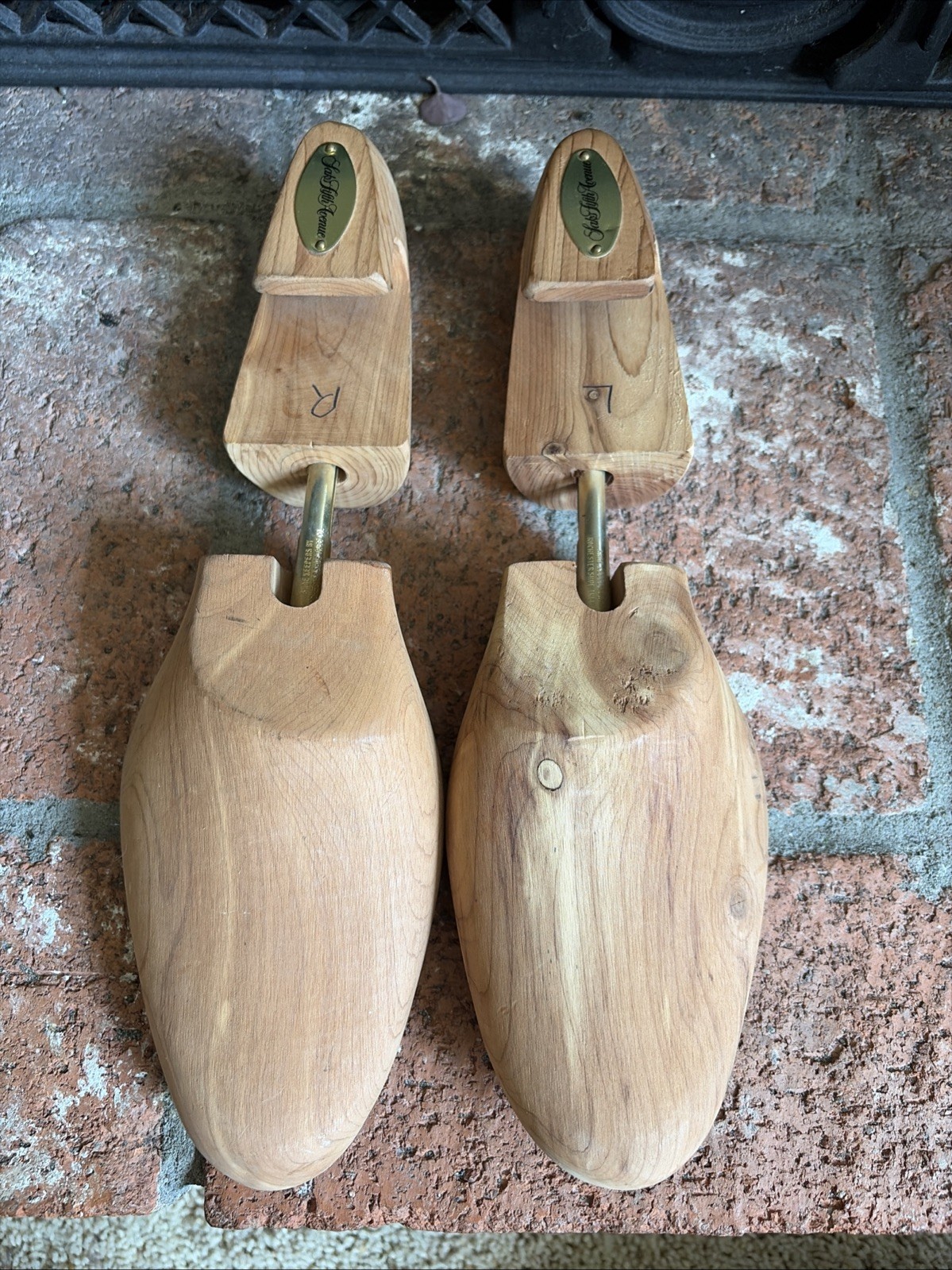 Saks Fifth Avenue Shoe Trees Mens Size L Cedar Wood Brass/Steel Hardware Pair