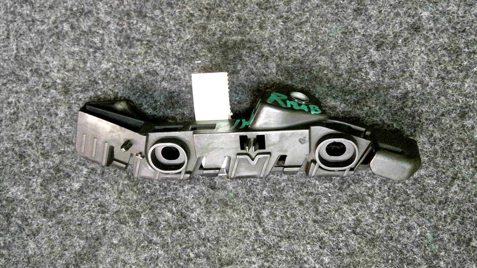 VOLKSWAGEN PASSAT RIGHT FRONT BUMPER BRACKET  561 807 184 B