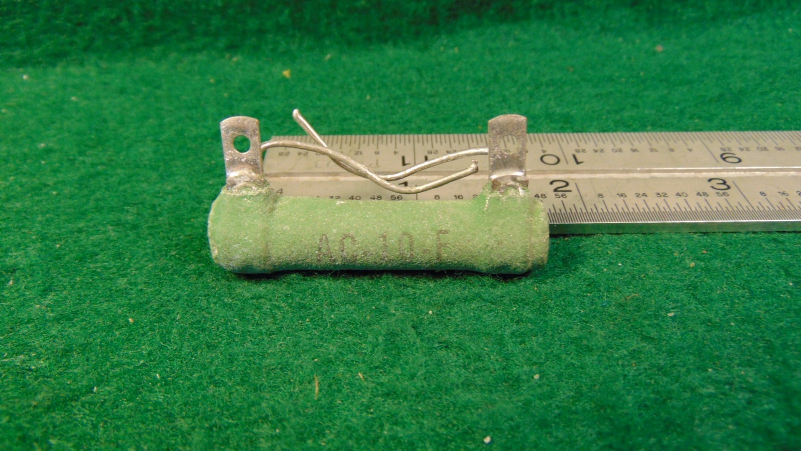(1) CLAROSTAT GREENOHM AC-10-F 9K 9000 OHM 10 WATT FIXED  RESISTOR NOS