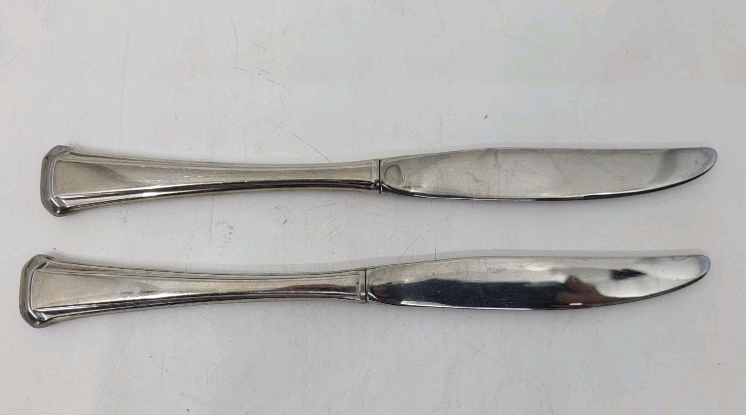 ONEIDA STAINLESS  MAESTRO / ST LEGER - 2 DINNER KNIVES - 9 1/8"- 03G