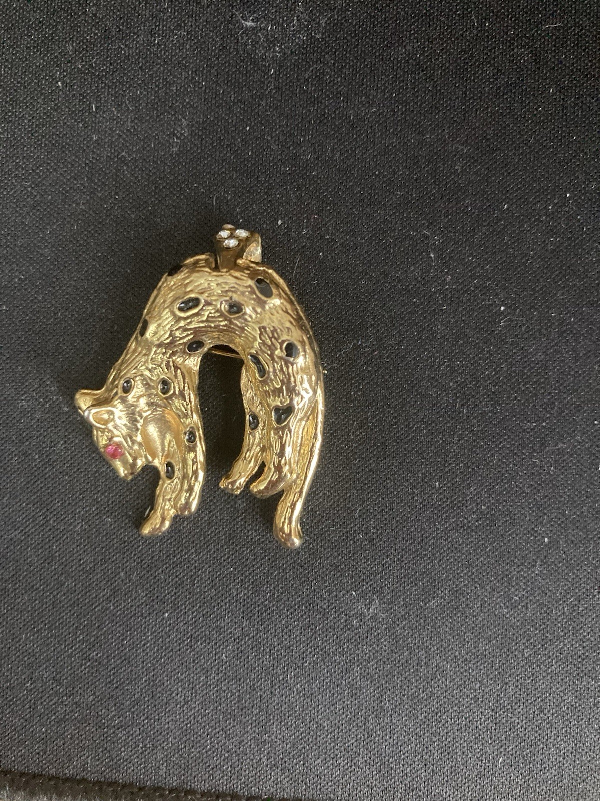 EXQUISITE STONE SET LEOPARD BROOCH/PENDANT.  (369A)
