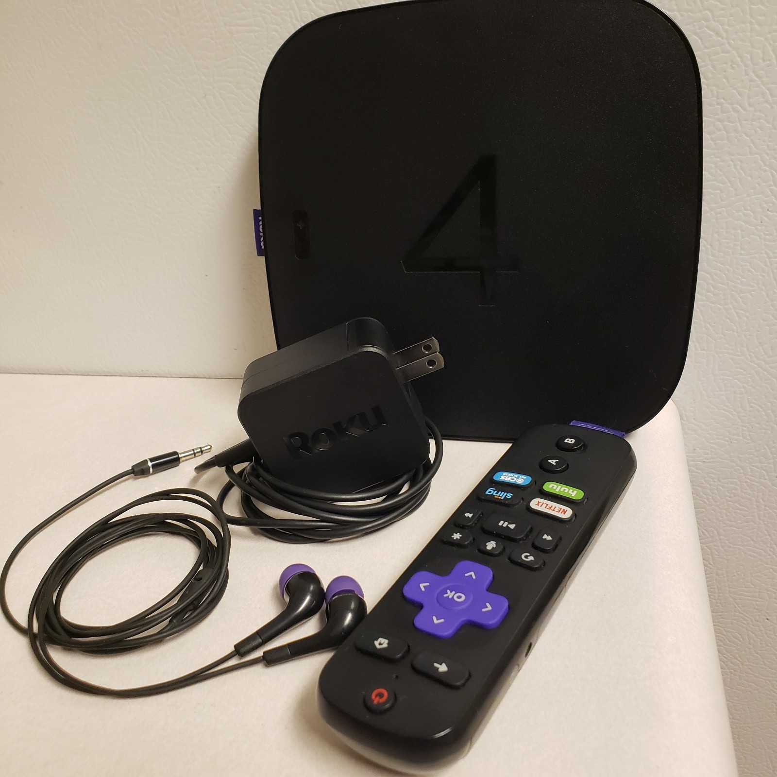 Old Roku 4 - 4th Generation Media Streamer Model 4400X Remote Black