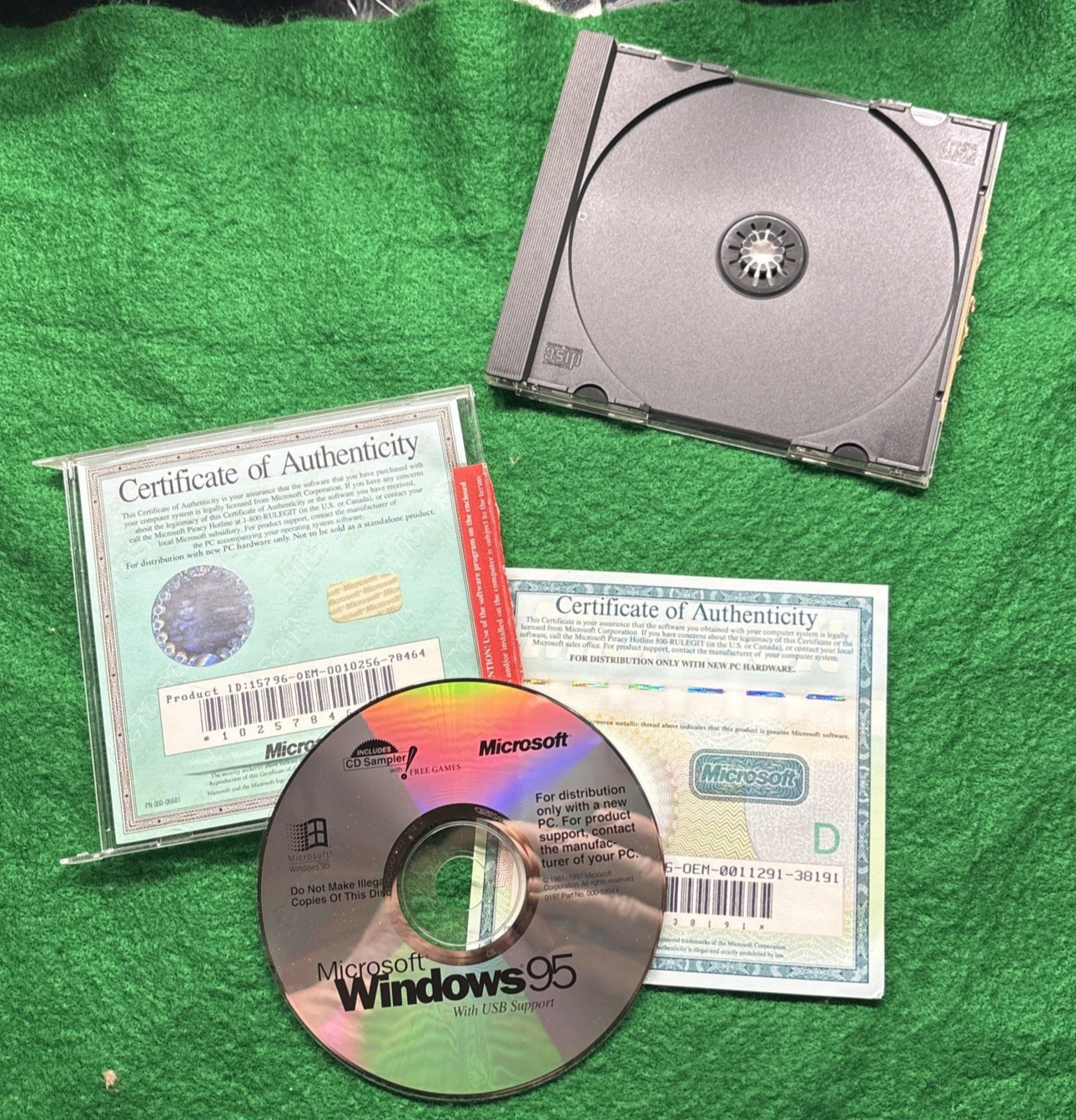 Microsoft Windows 95 installation CD with manual and COA/Product Key x2