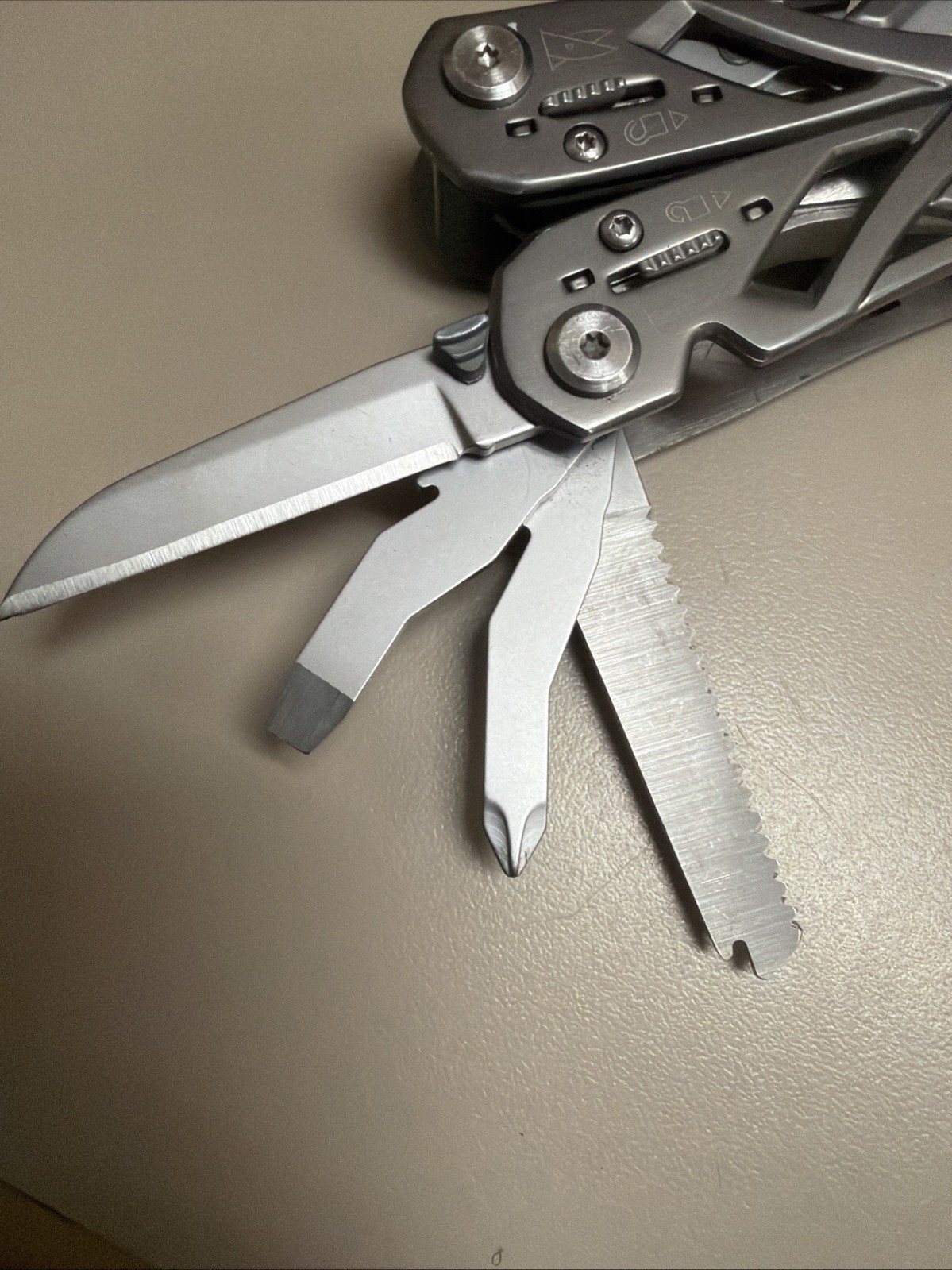 Gerber Suspension Multi-Tool 12-FUNCTION with Sheath Pliers Knife Scissors