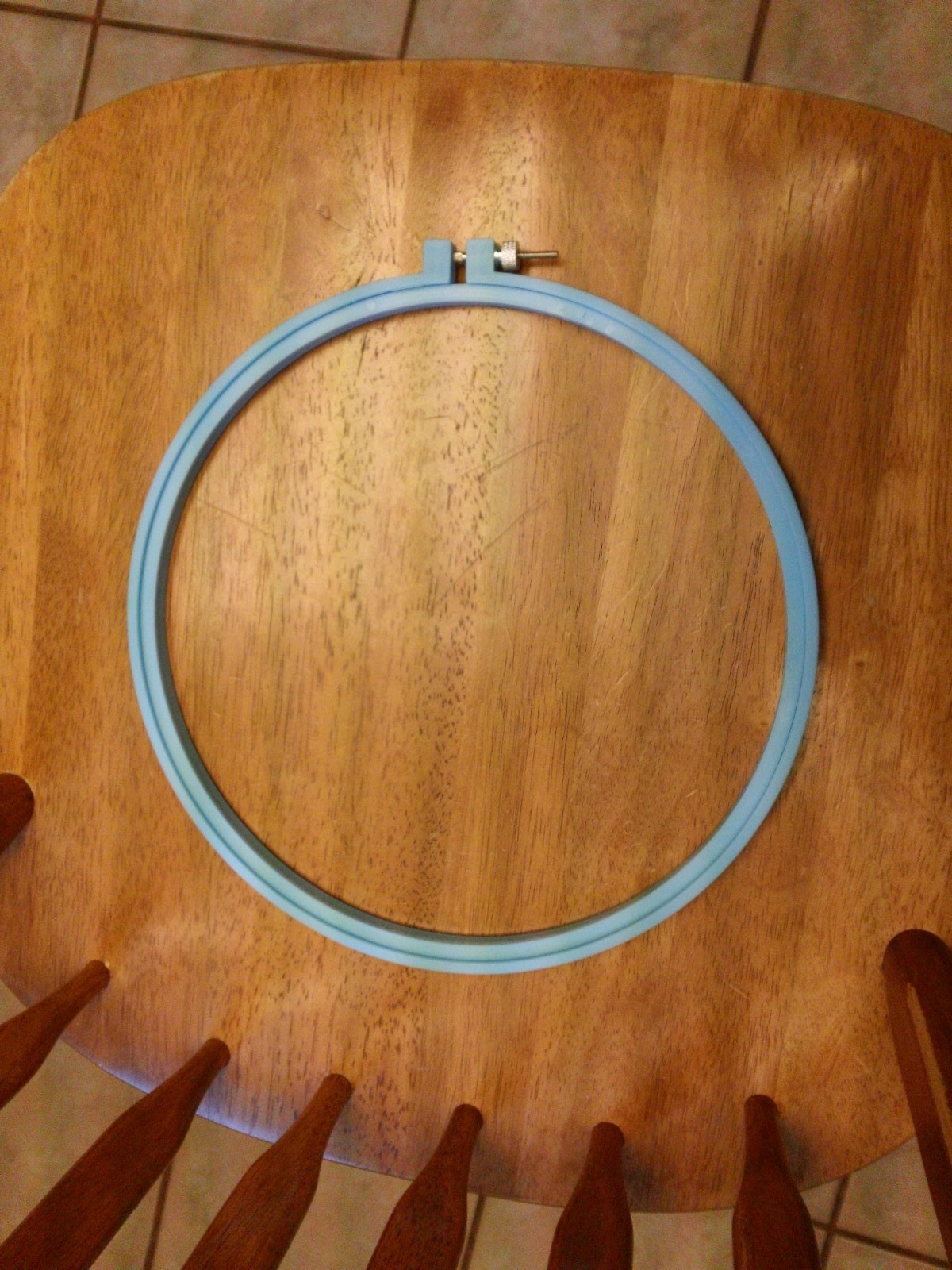 Vtg 10" Plastic Blue  Embroidery/ Cross Stitch Hoop w/ Metal Closure-GU
