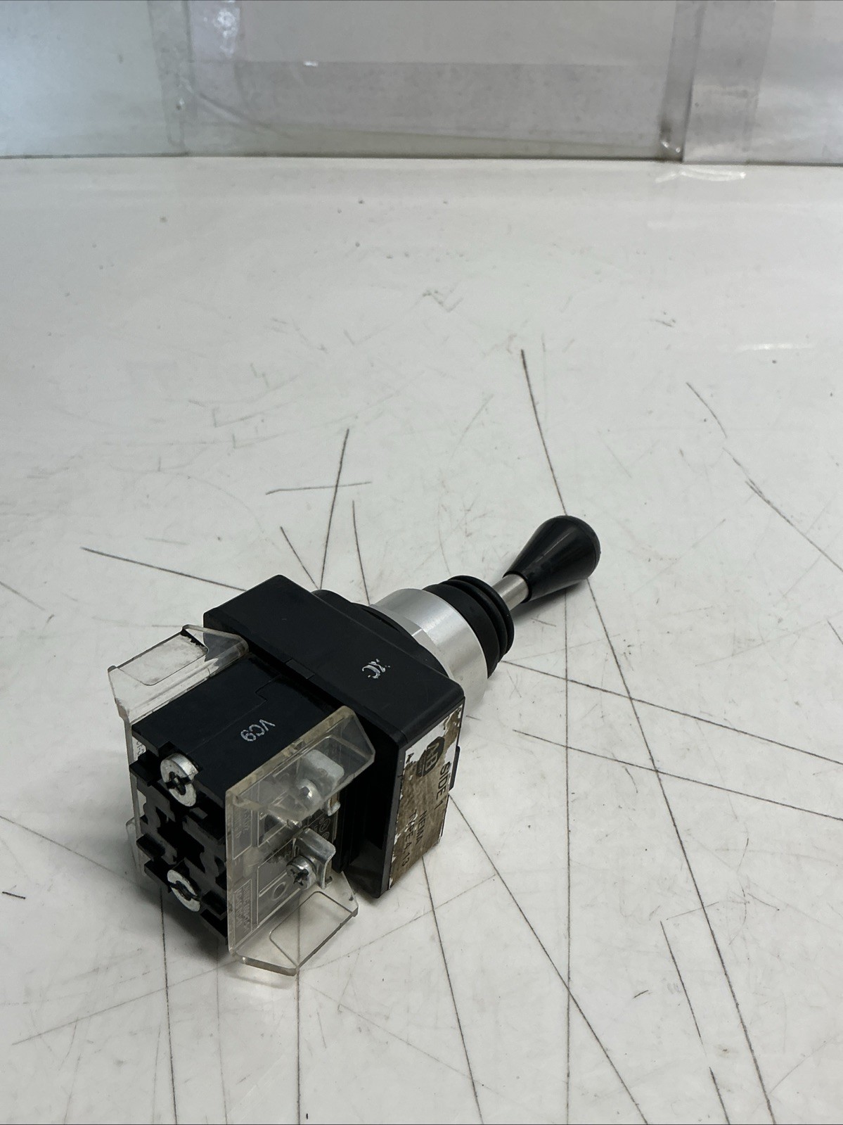Allen Bradley 800T-T2H3 Ser. T Toggle Switch AA-207