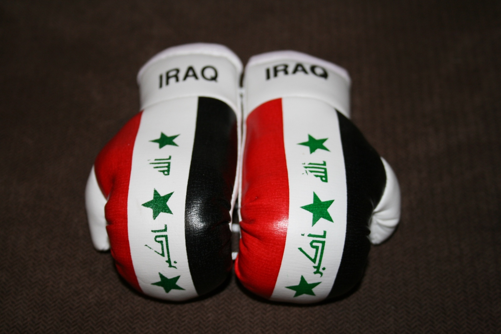 IRAQ FLAG Mini Boxing Gloves Ornament *NEW*