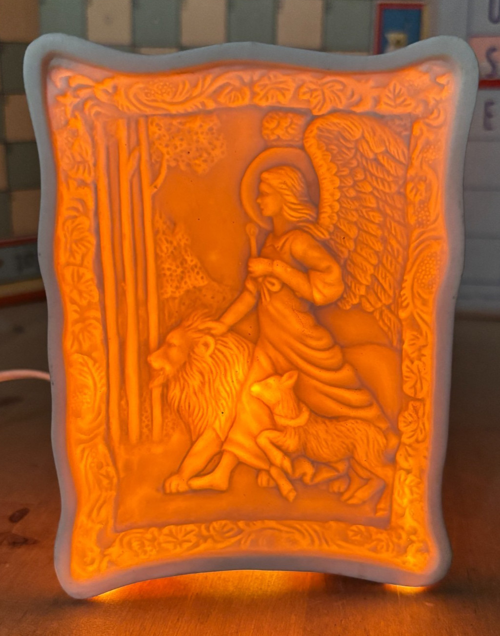 Enesco Lithophane Angel w Lion & Lamb, Shaped Edge Bisque Table Nightlight WORKS