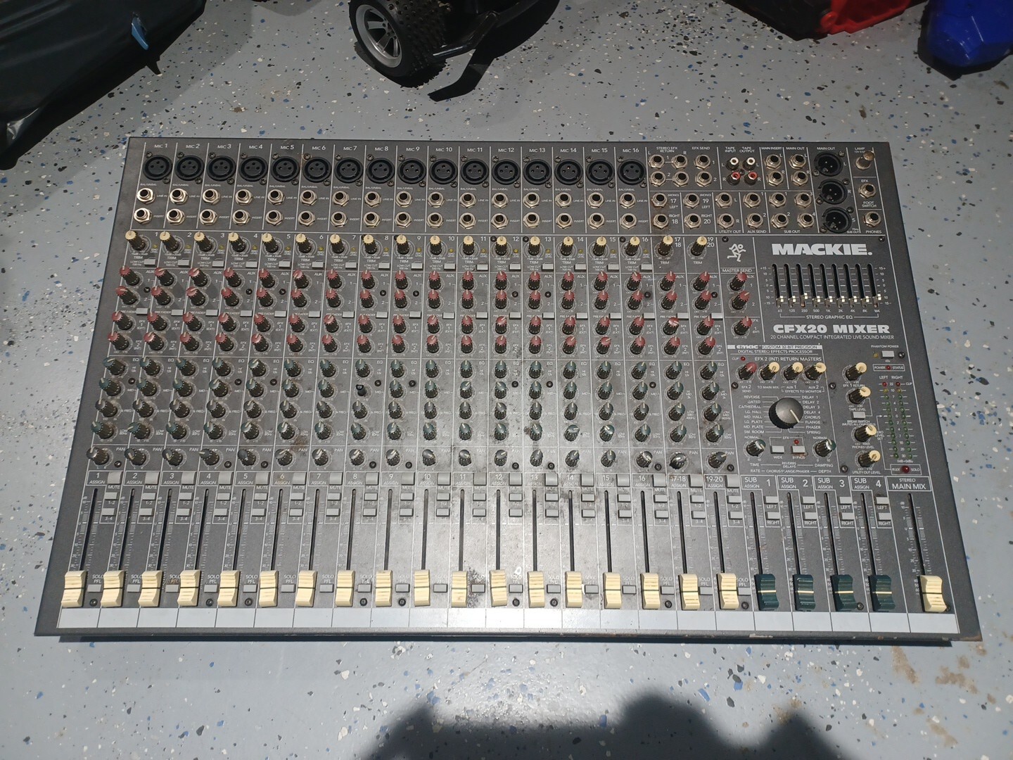 Mackie CFX20 MIXER 20 CHANNEL MIXER -