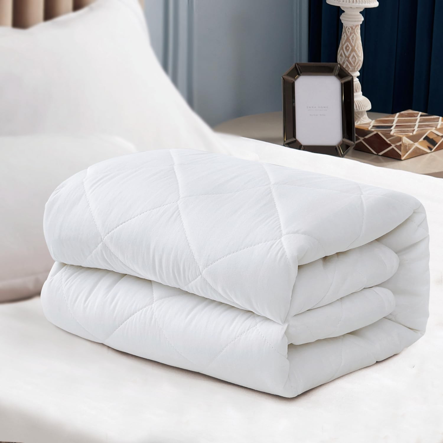 EIUE Quilted Mattress Pad - Lightweight Yet Substantial, Elastic Queen, White