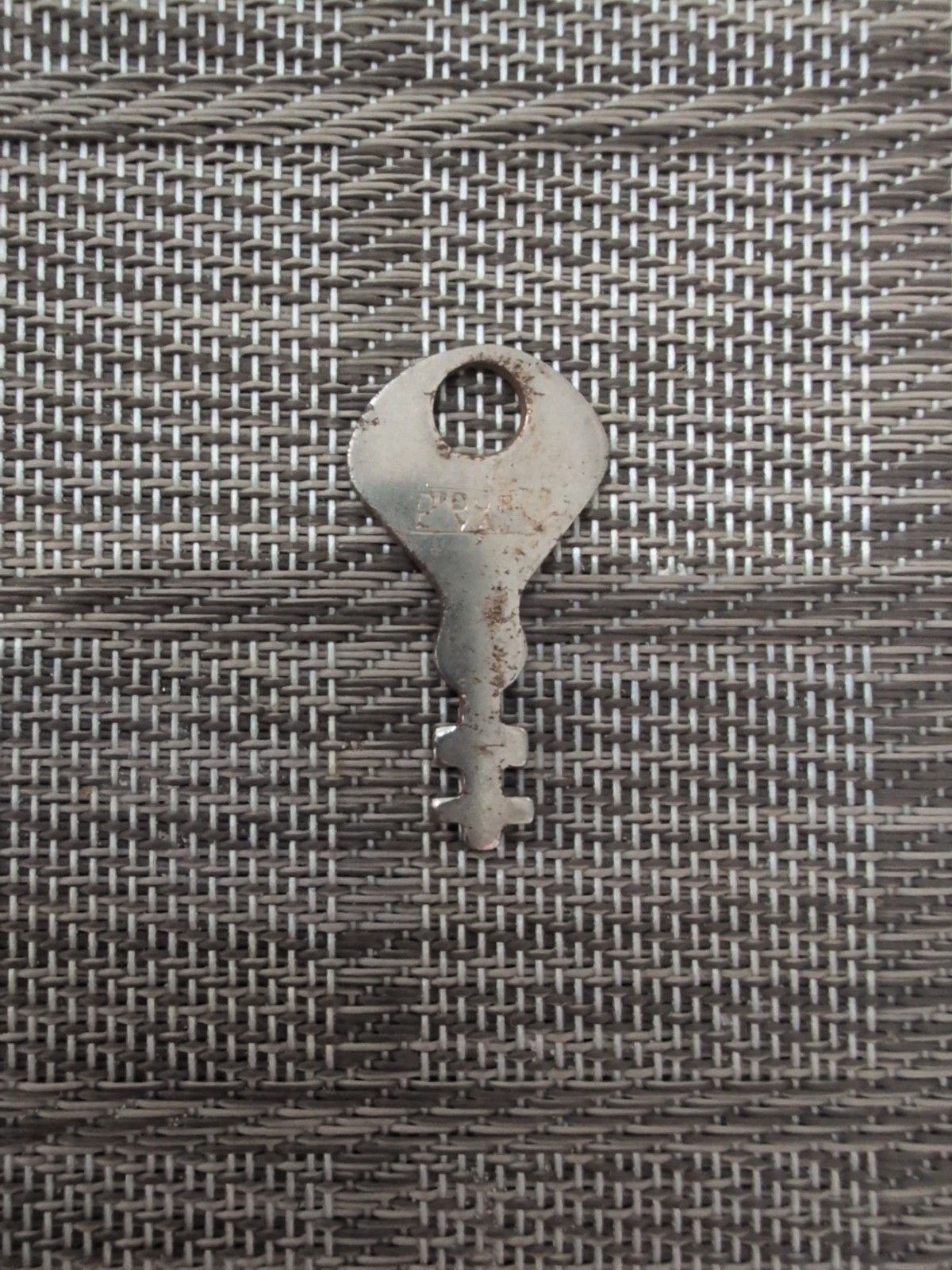 Long Lock Luggage Steamer Key