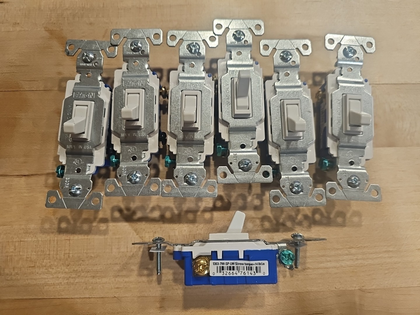 7 Eaton White Quiet Toggle Wall Light Switches 3-Way 15A 120V 1303-7W