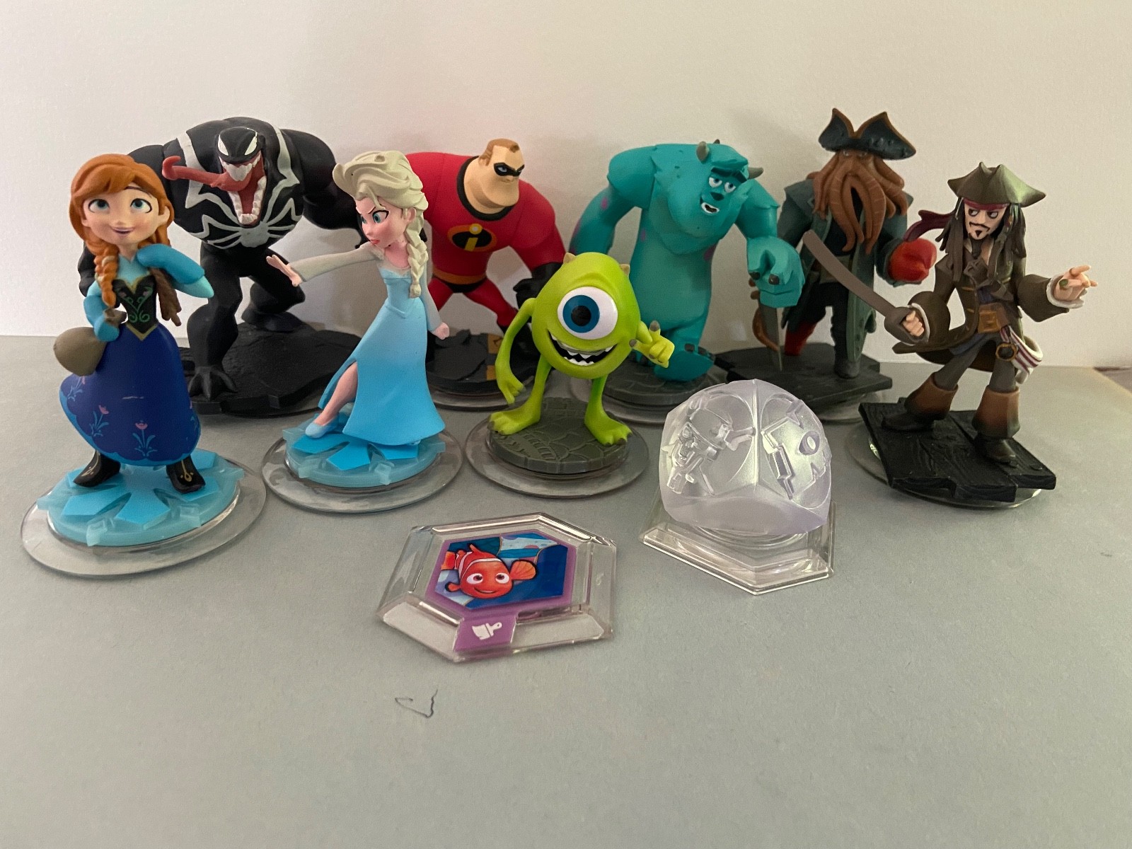 Disney Infinity Lot (10) 8 Figures,  Crystal and Power Disc (OC16)