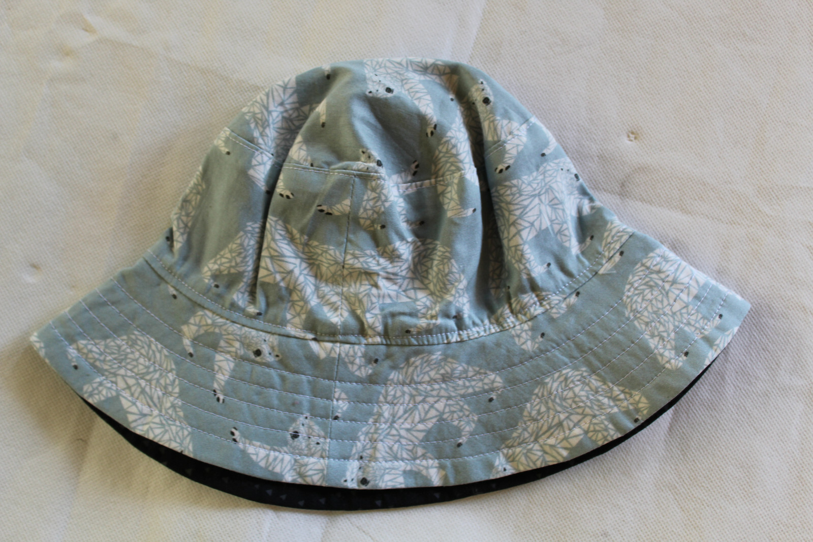 🐌 BNWT 51CM 3-5Y PLEATS & TREATS LIGHT BLUE POLAR BEAR PRINT KIDS BUCKET HAT