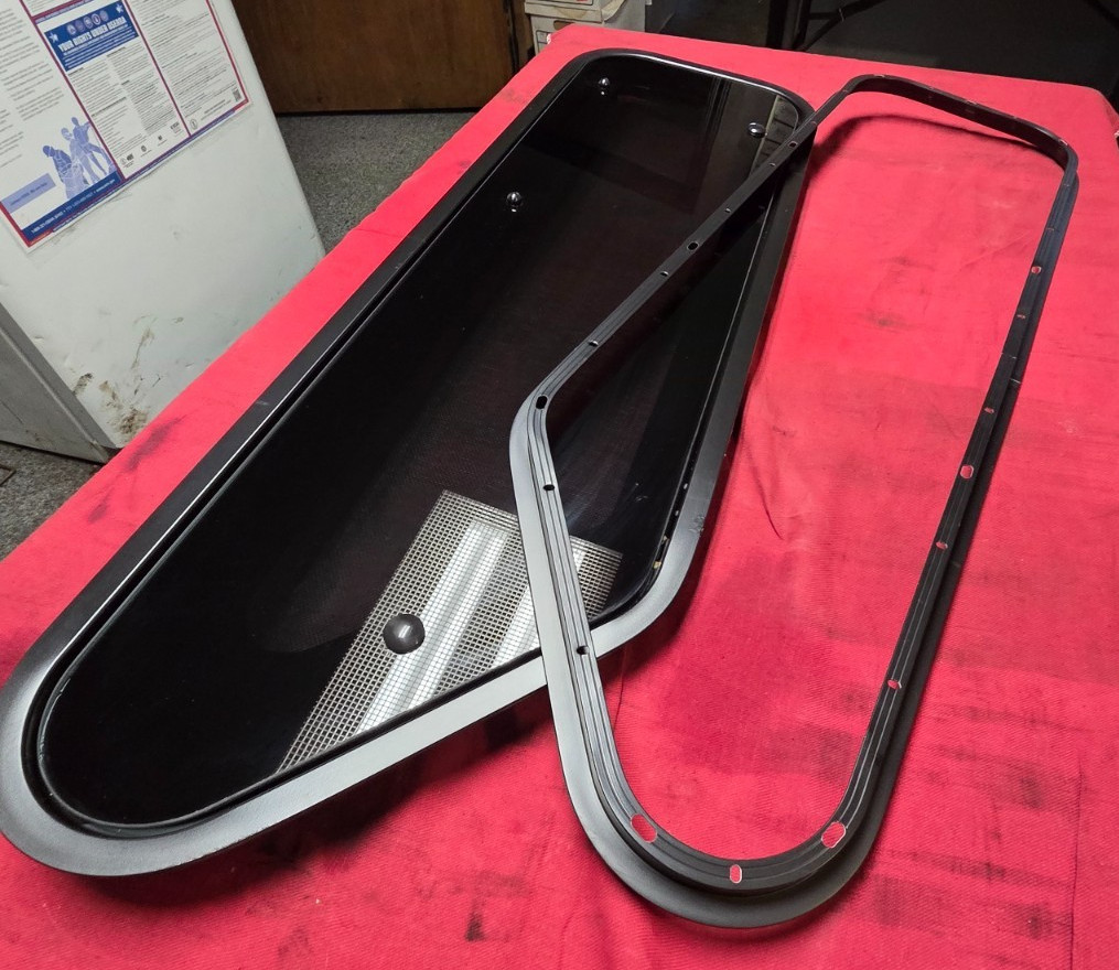 KENWORTH  T600 PASSENGER, RH  UPPER  SLEEPER WINDOW W/ SCREEN , U401001R, NOS