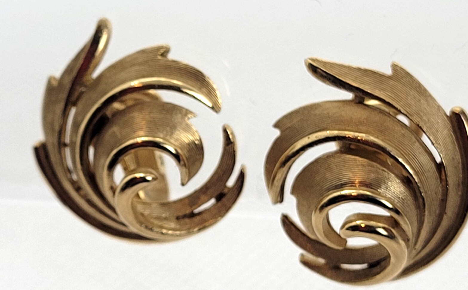 Vintage Trifari Brushed Gold Swirl Clip on
