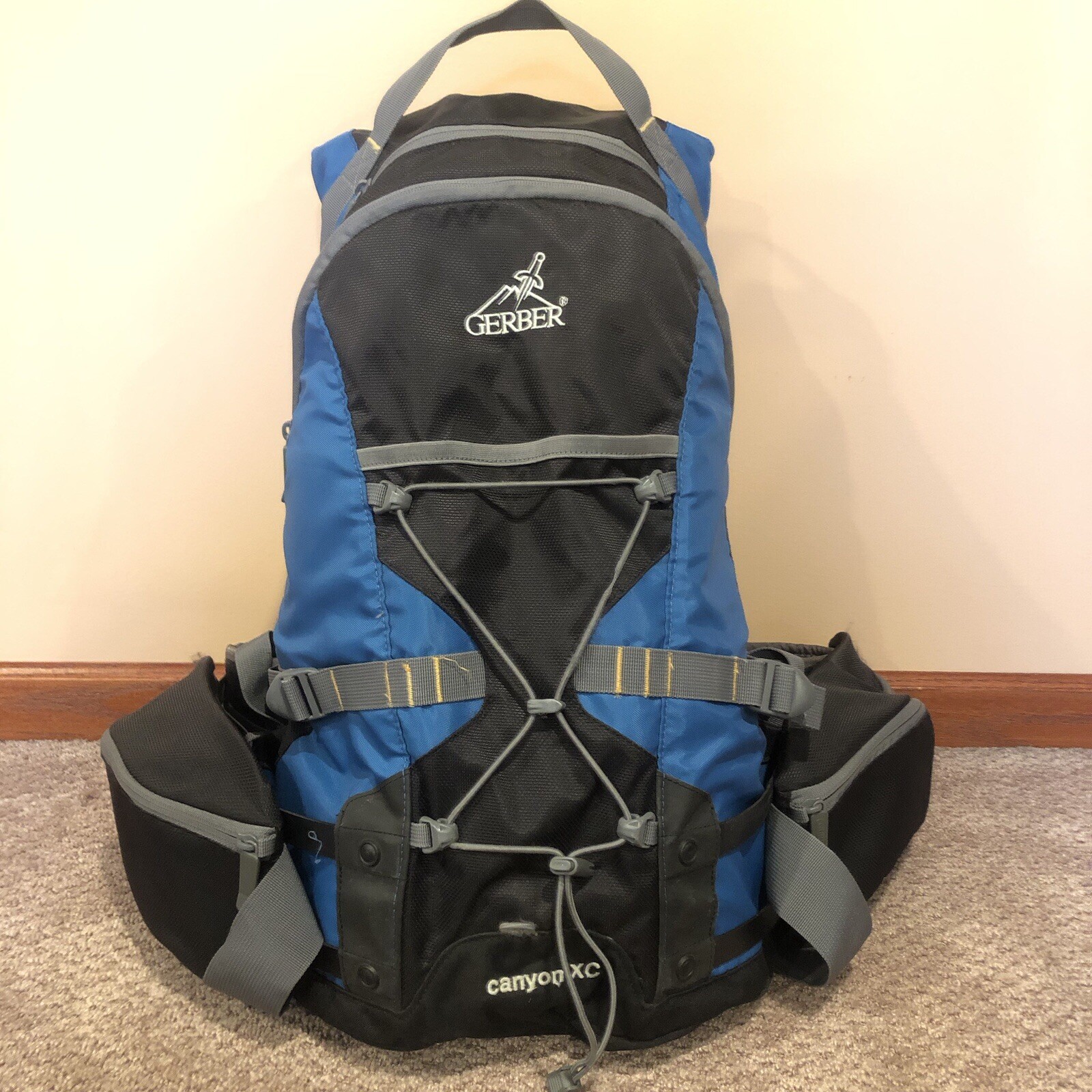 Gerber Canyon XC Hydration and Hiking BackPack Gray Blue Hip Straps Heavy Duty