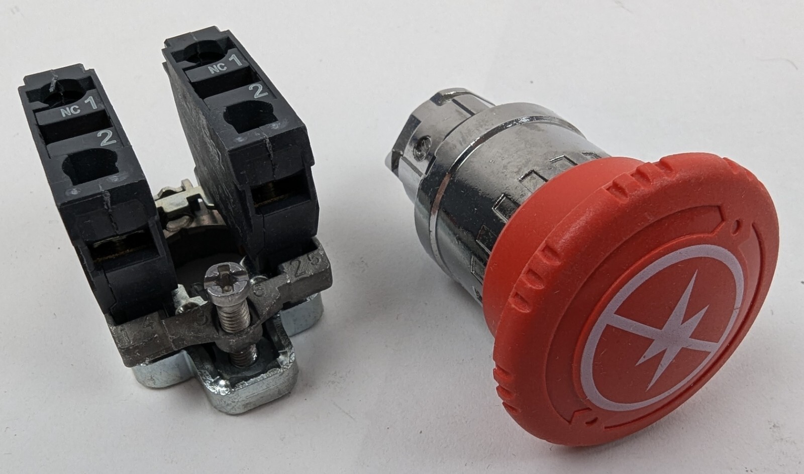 Schneider XB4AEQ4020S1 Push Button Switch Red with 2-NC Panel Mount 22mm NEW