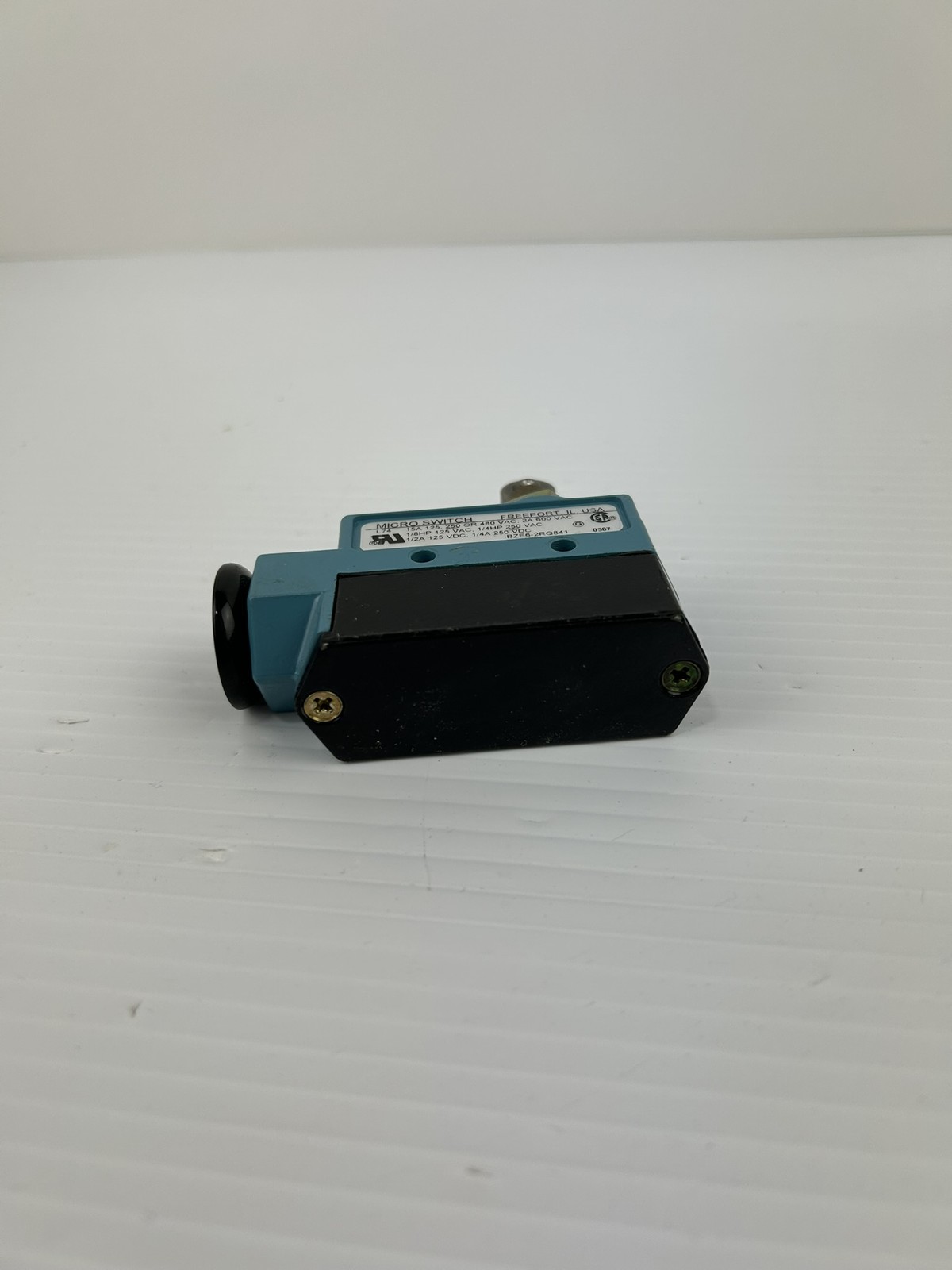 Honeywell BZE6-2RQ841 Micro Limit Switch with Roller