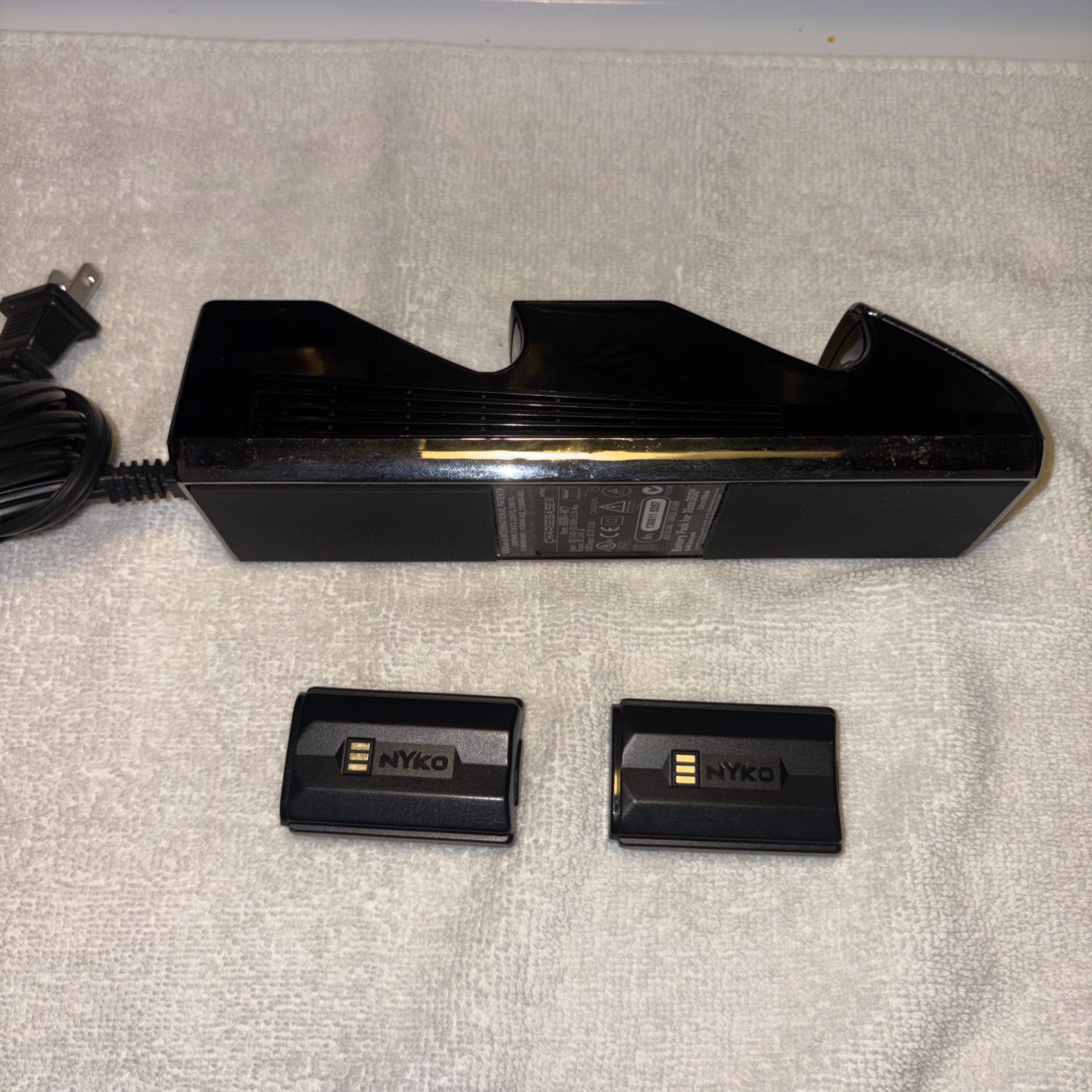 Nyko Charge Station With 2 Rechargeable Batteries