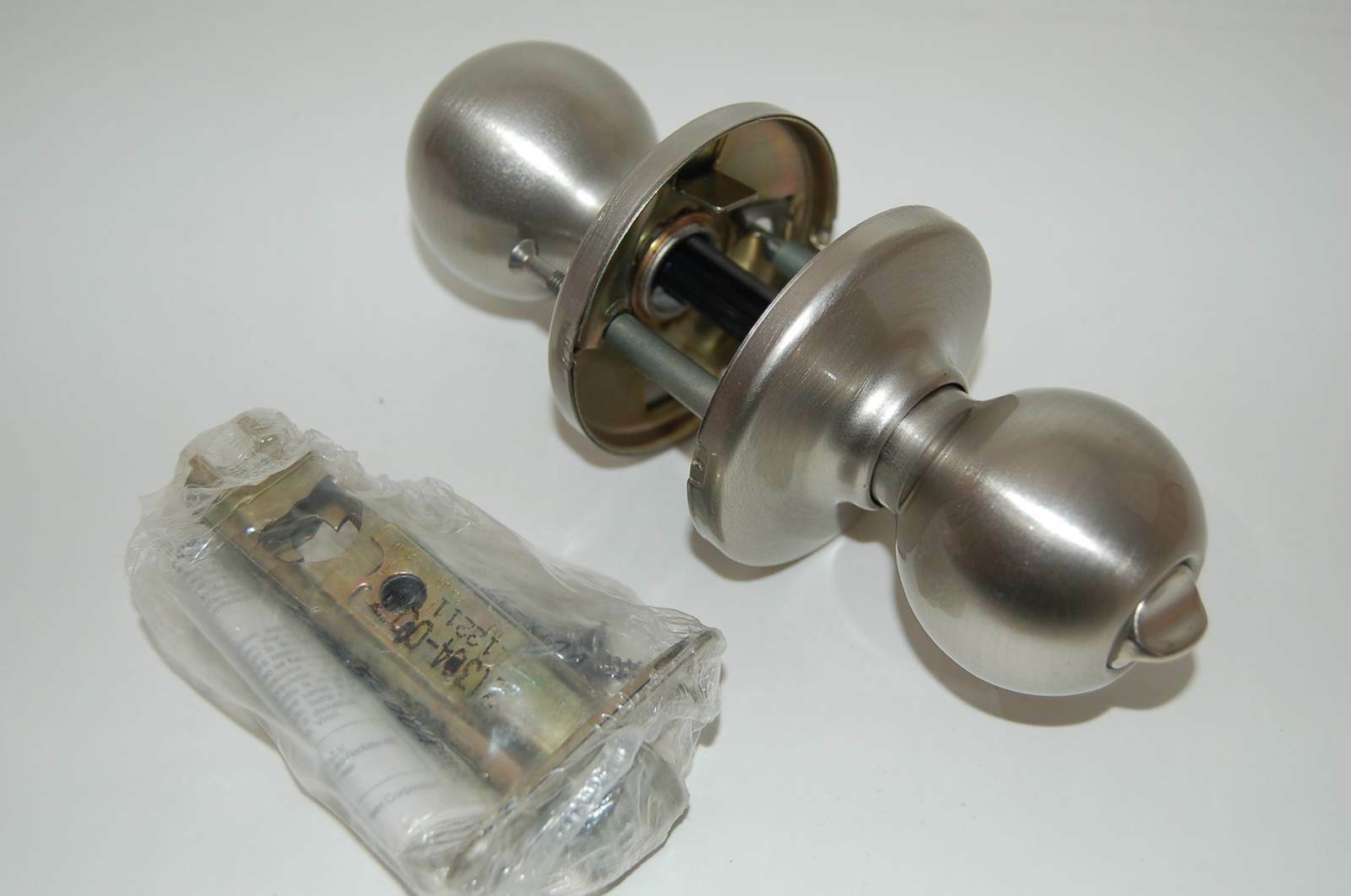 Kwikset 93001-213 Polo Privacy Bed/Bath Knob in Satin Nickel, Bedroom Bathroom