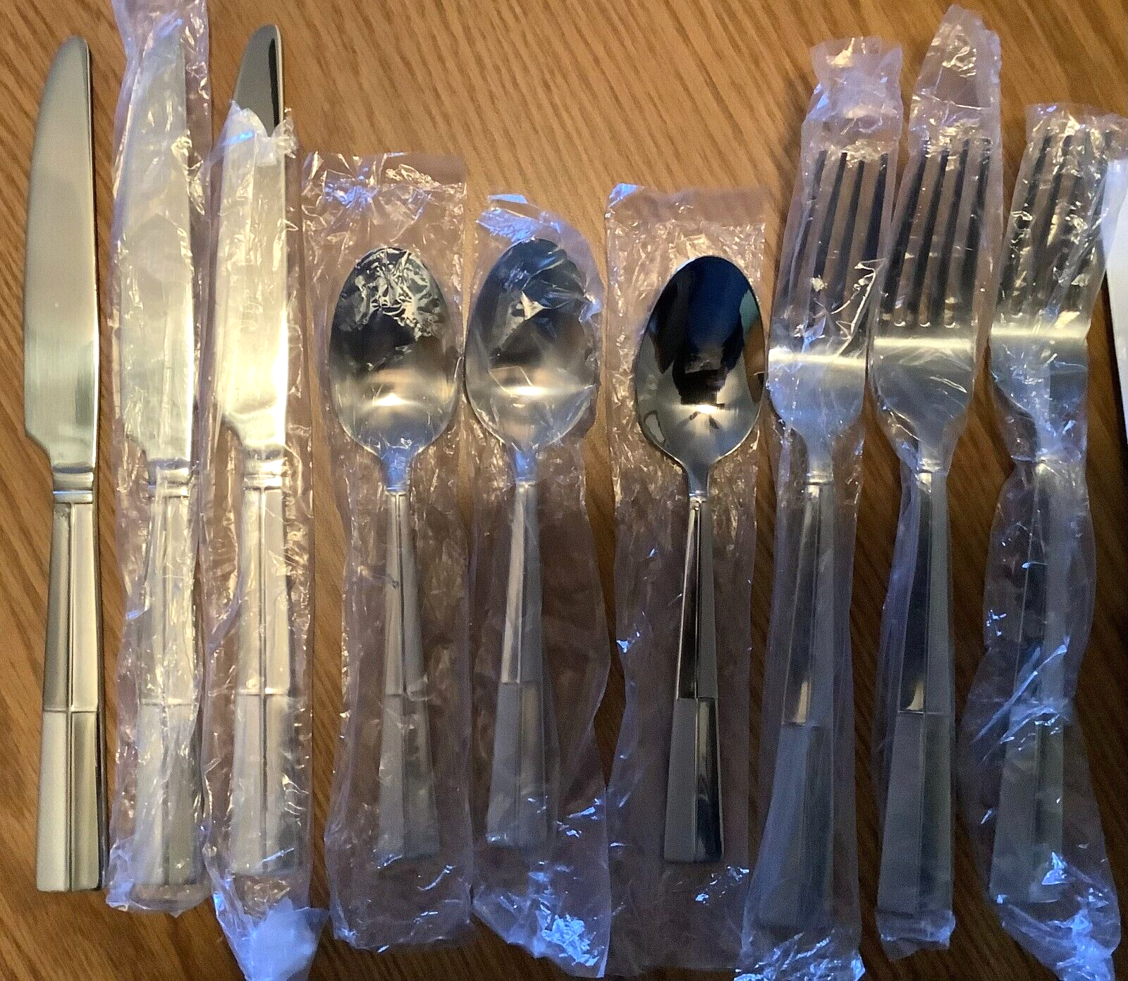Pfaltzgraff - Arabesque Frost / 12-Piece Stainless Flatware Silverware Set
