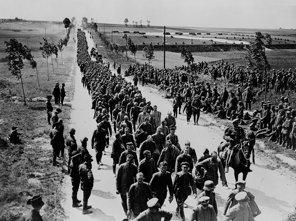 German soldiers prisoners captured by British Troops - 8x10 World War I Photo