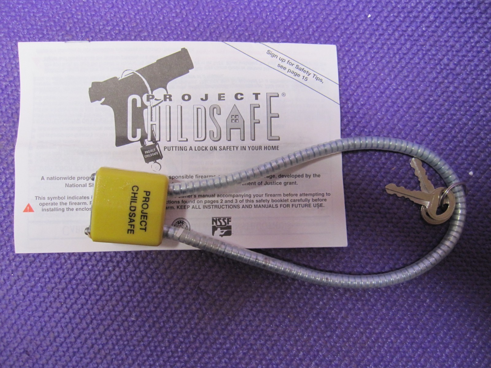 GUN CABLE LOCK, NEW, WITH 2 KEYS