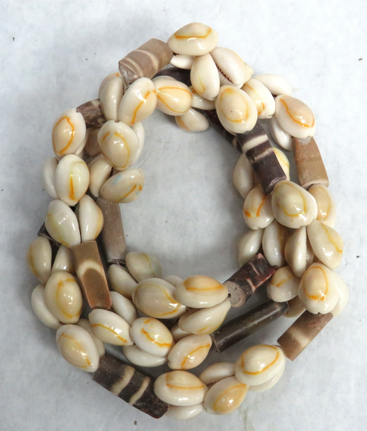 VINTAGE ODD & CURIOUS MONEY STRAN OF 76 LINKED COWRY SHELLS MONEY NECKLACE