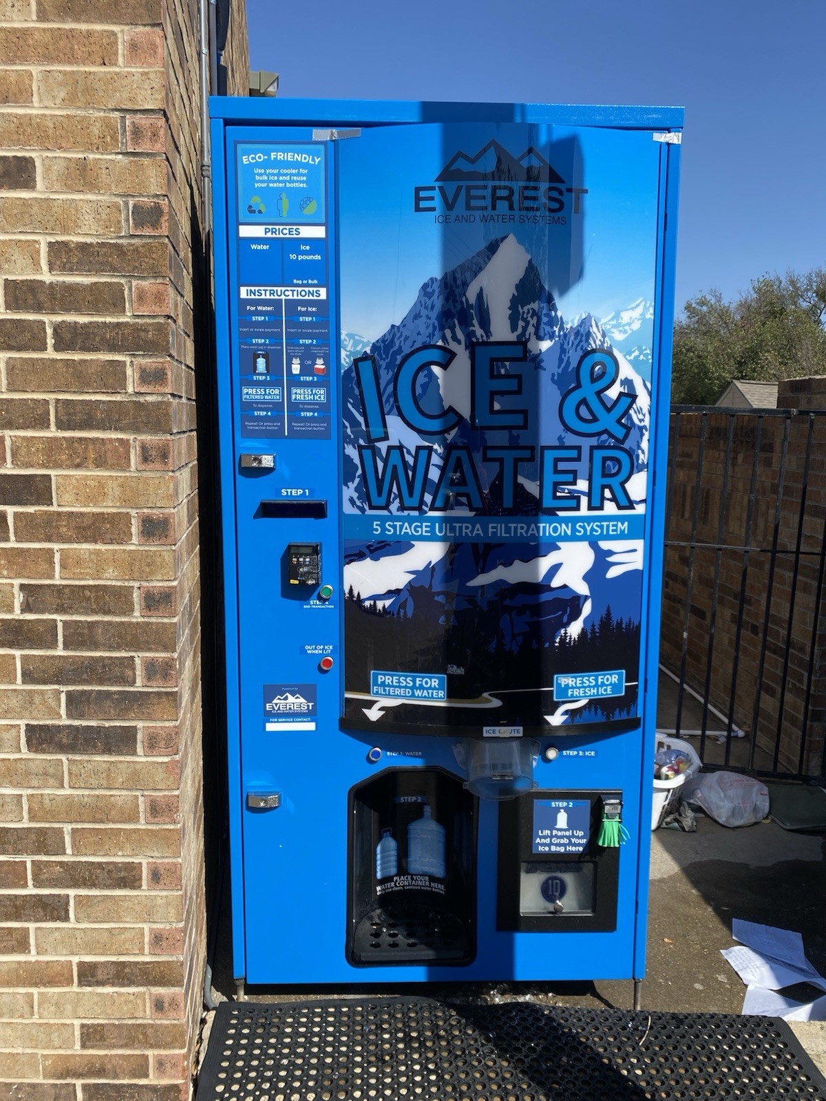 EVEREST VX3 ICE AND WATER VENDING MACHINE 2023 MODEL - WORKS GREAT!