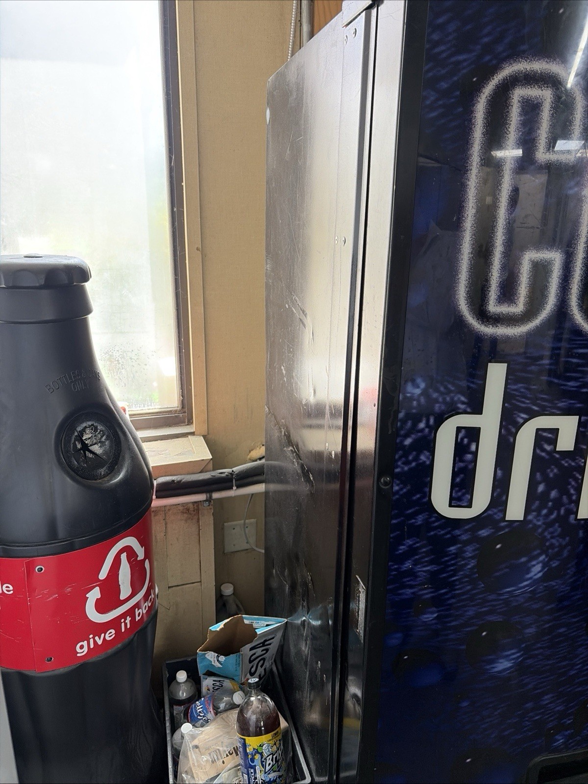 Dixie Narco 501E Multi Soda Vending Machine - 12oz