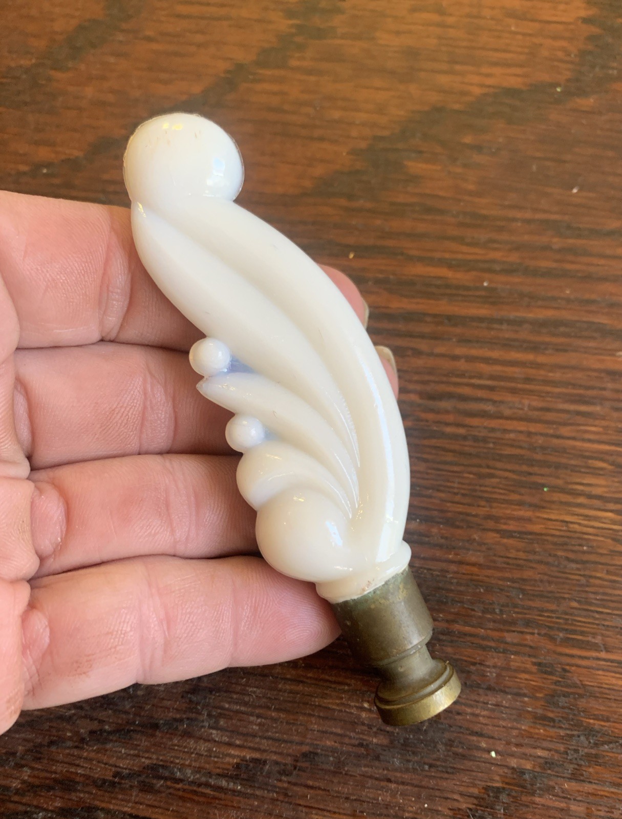 Vtg Aladdin 1940’s “Moonsheaf Plume” Alacite Glass Lamp Finial Opalescent 4”