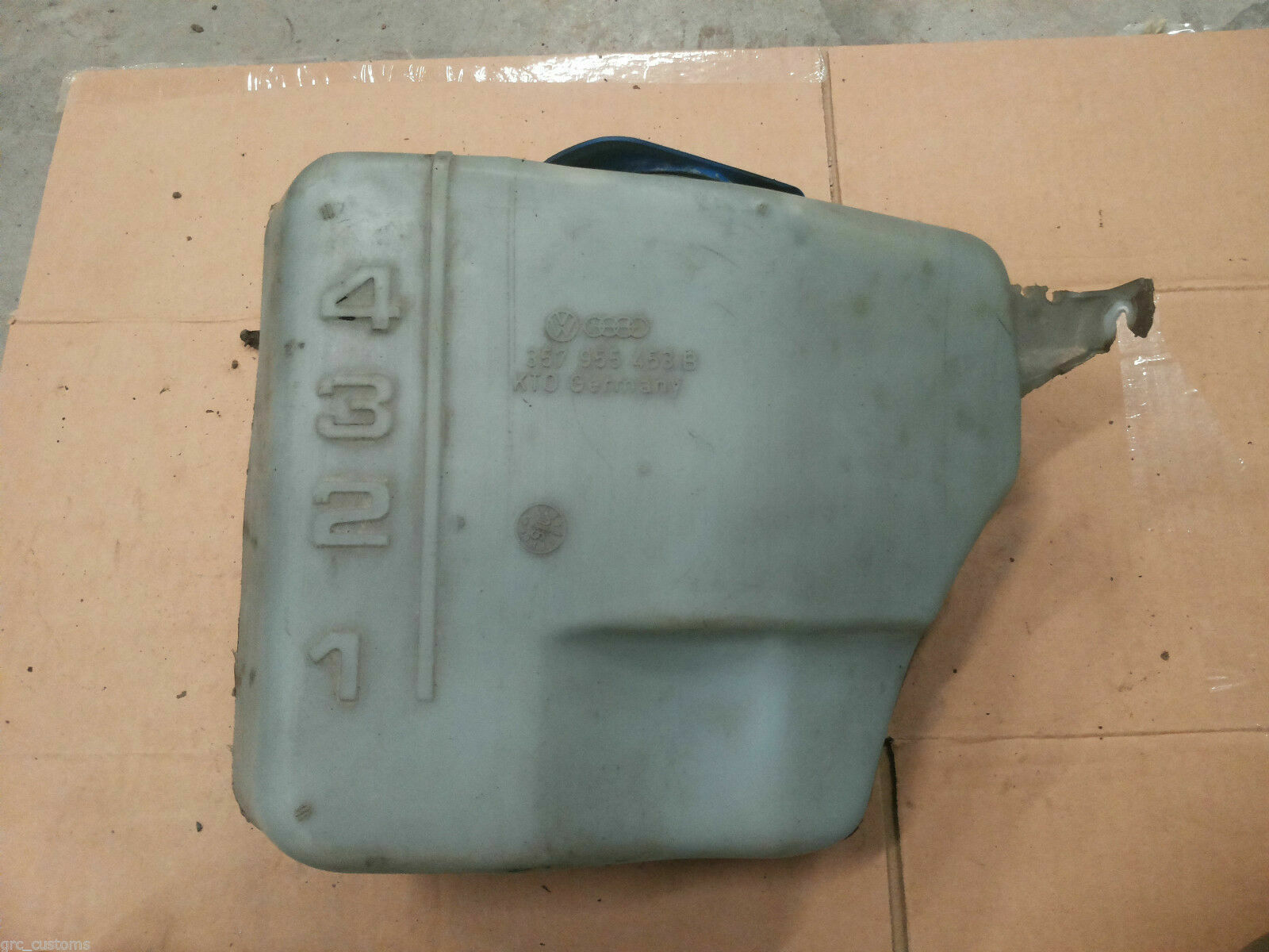 VW PASSAT B3 / B4 WINDSHIELD WIPER FLUID RESERVOIR TANK 357955453B