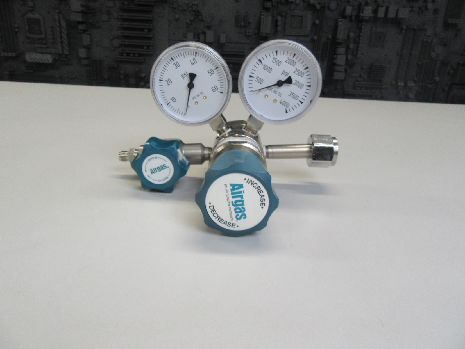 Airgas Y12-N245D540 Gas Regulator 2 Stage 3500PSI Inlet /100 PSI Outlet NIB