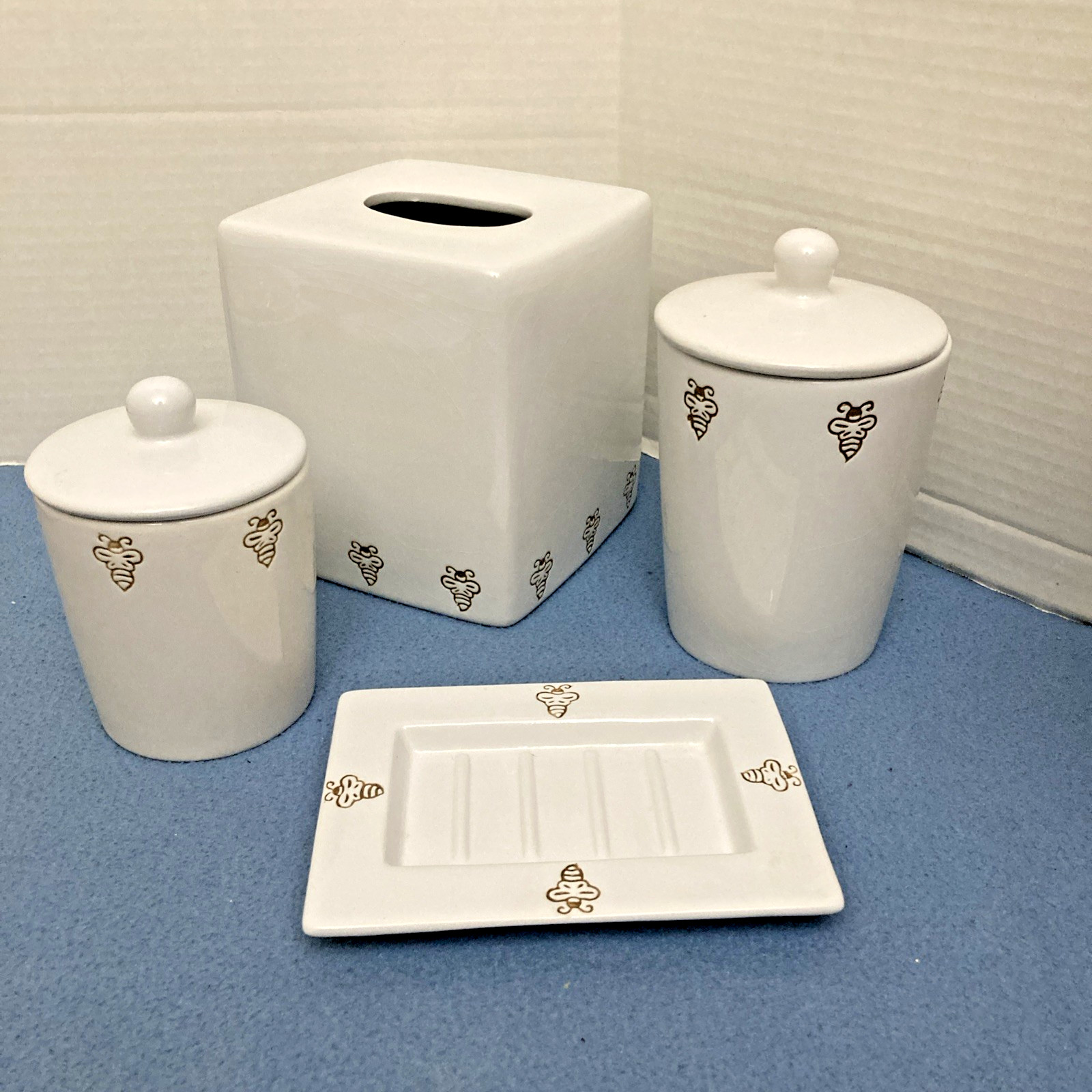 VTG Mary Kay Golden Bumble Bee Embossed White Bathroom Accessory Set of 4 Items