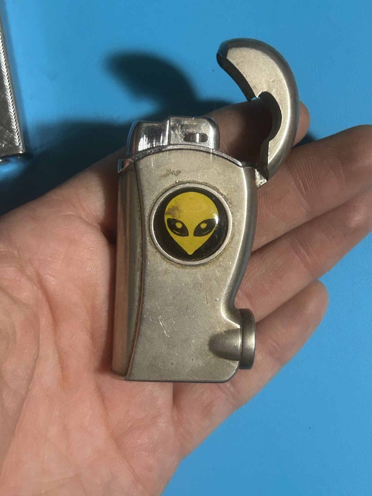 SILVER-SPACE ALIEN METAL CIGARETTE TORCH LIGHTER LIGHTS UP