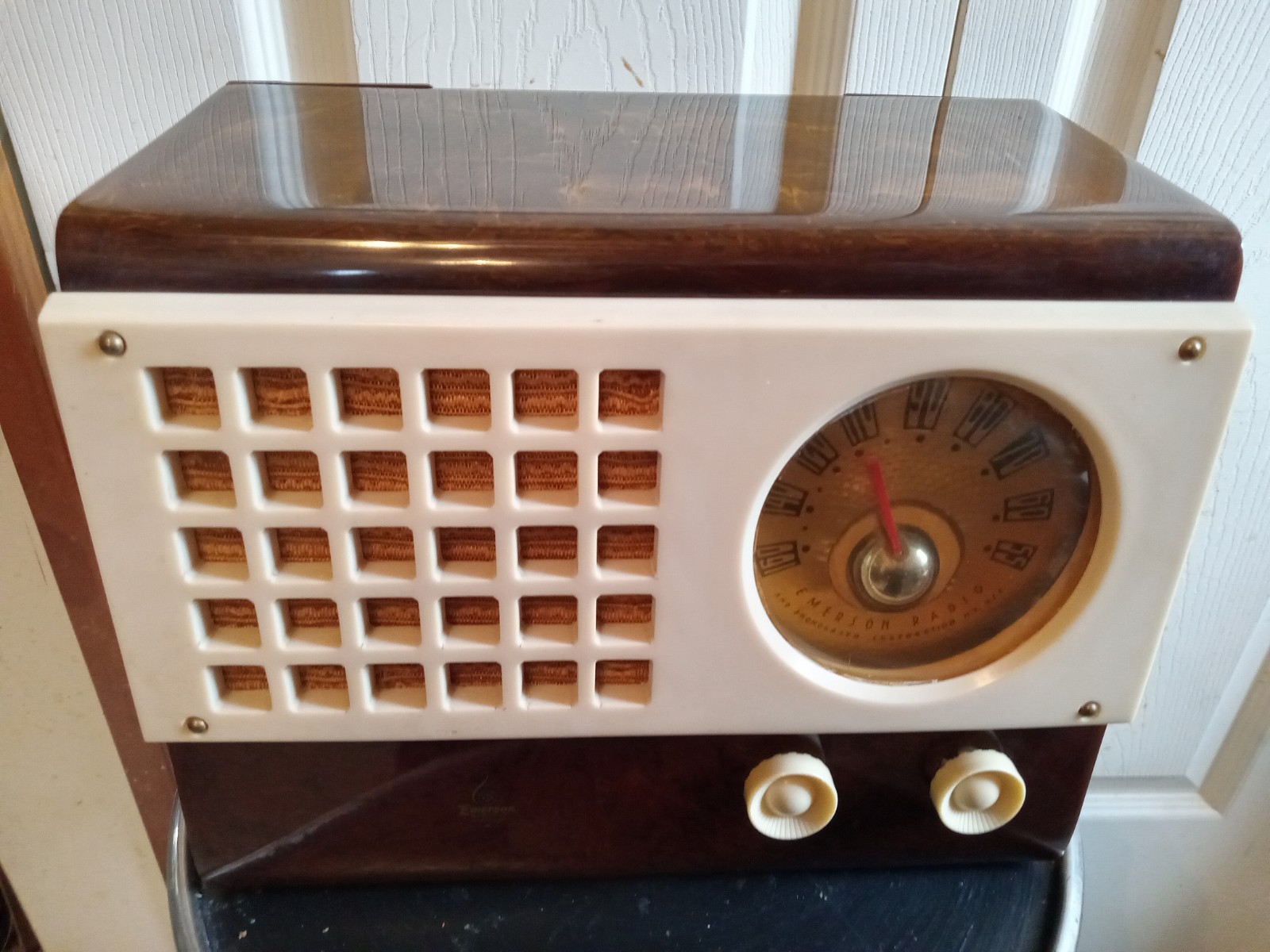 Vntg 1946 Emerson Butterscotch Bakelite Catalin Tube Radio Model #520 Working!