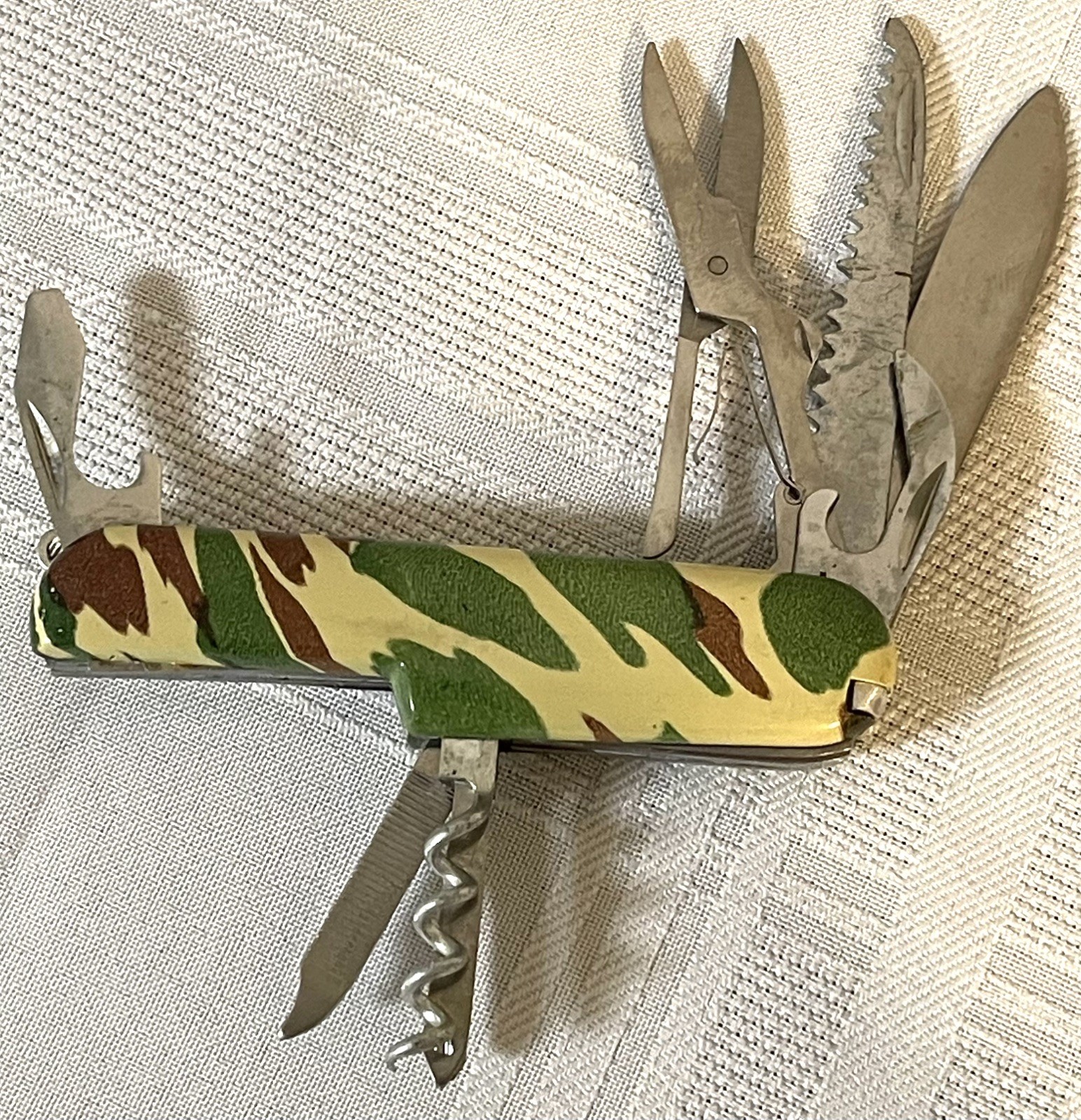 Vintage Camo Multi Tool Pocket Knife Pliers Saw Corkscrew Keychain 3.5”