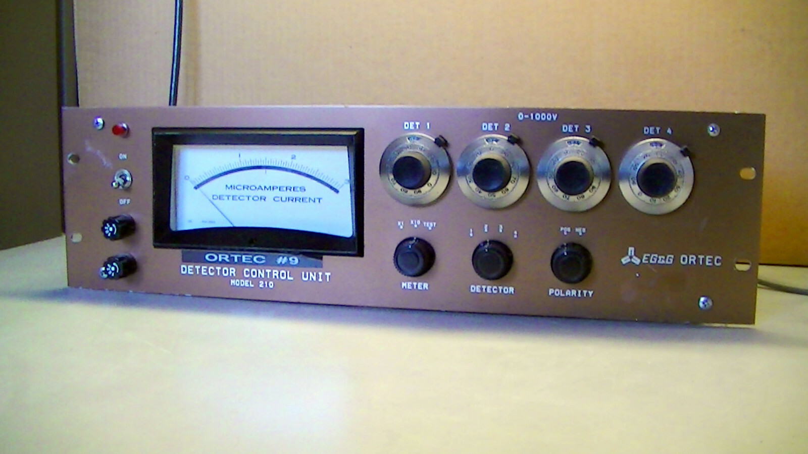 EG&G ORTEC #9 DETECTOR CONTROL UNIT m/n 210 1000v HV powered up 4 channel tested