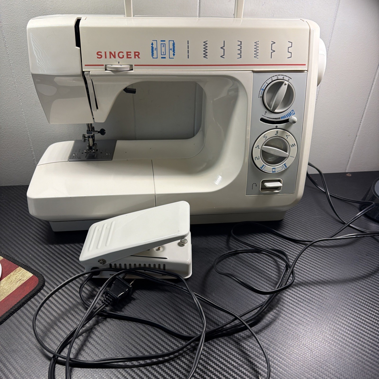 Singer 3207 Sewing Machine Tester Works Great Heavy Duty Buttonholes Stitches