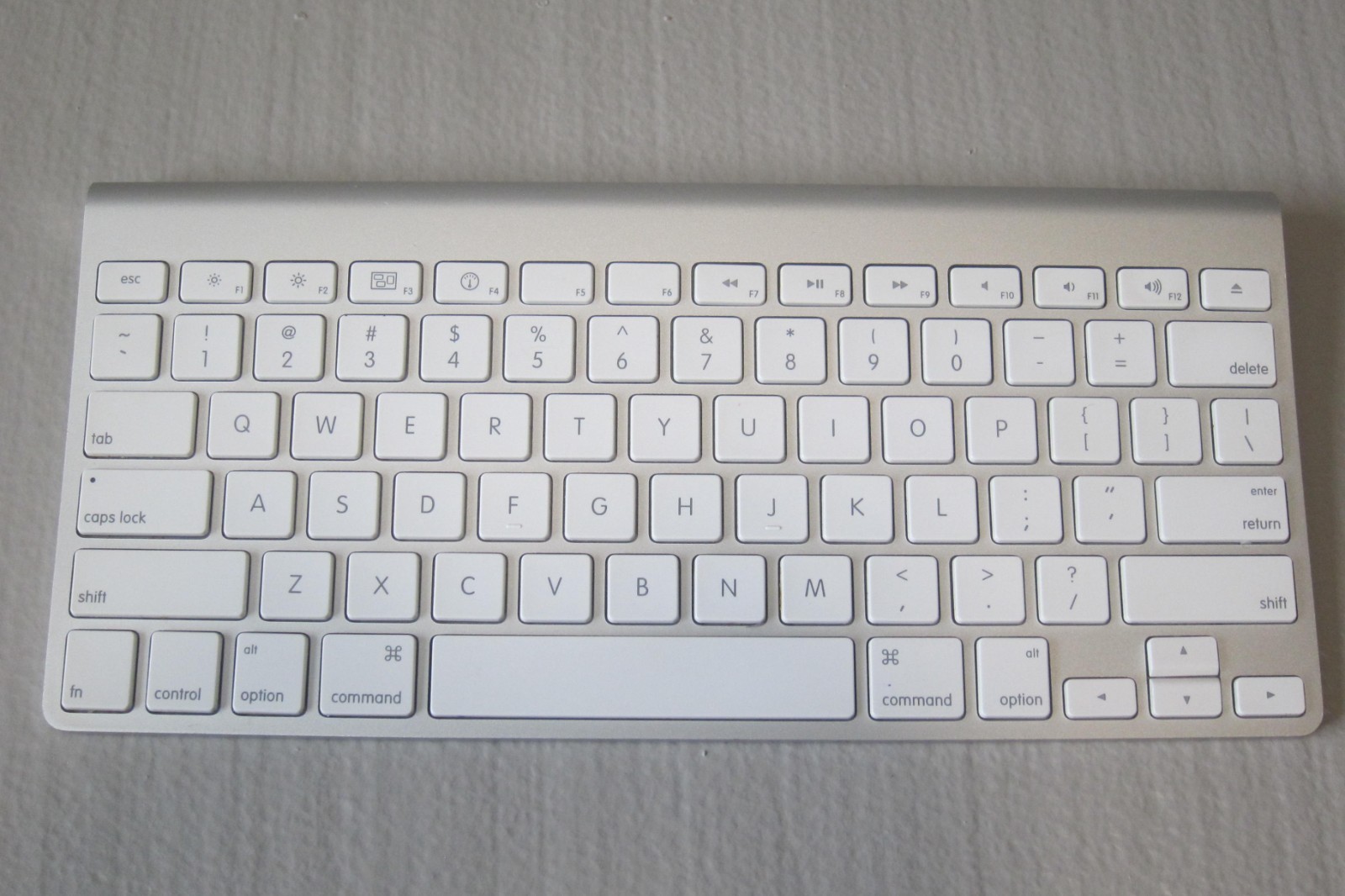 Apple wireless keyboard- white color A1314