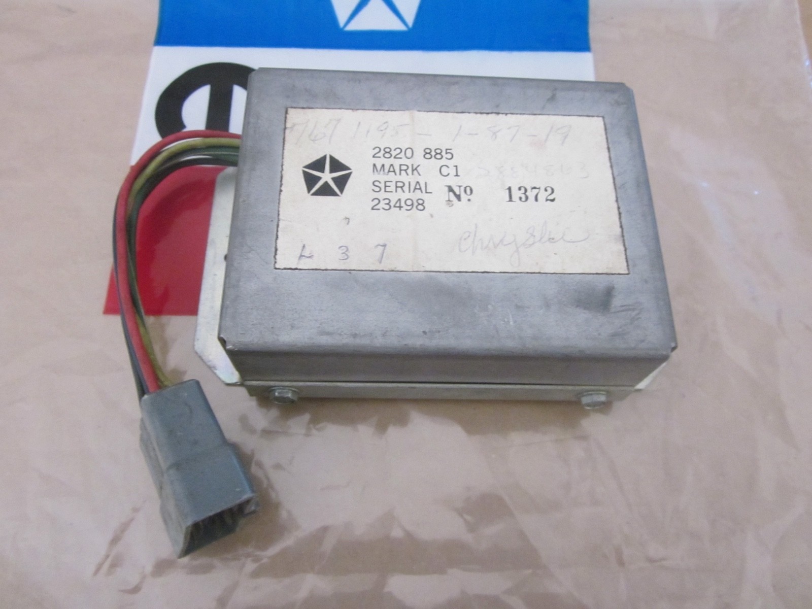 MOPAR NOS CROSSOVER BOX 1968-70 B-BODY  FACTORY AM  8-TRACK RADIO #2820885