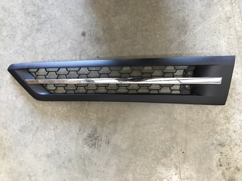 2017 & Up Freightliner Cascadia Hood Side Vent A1721186000 (761-10095)