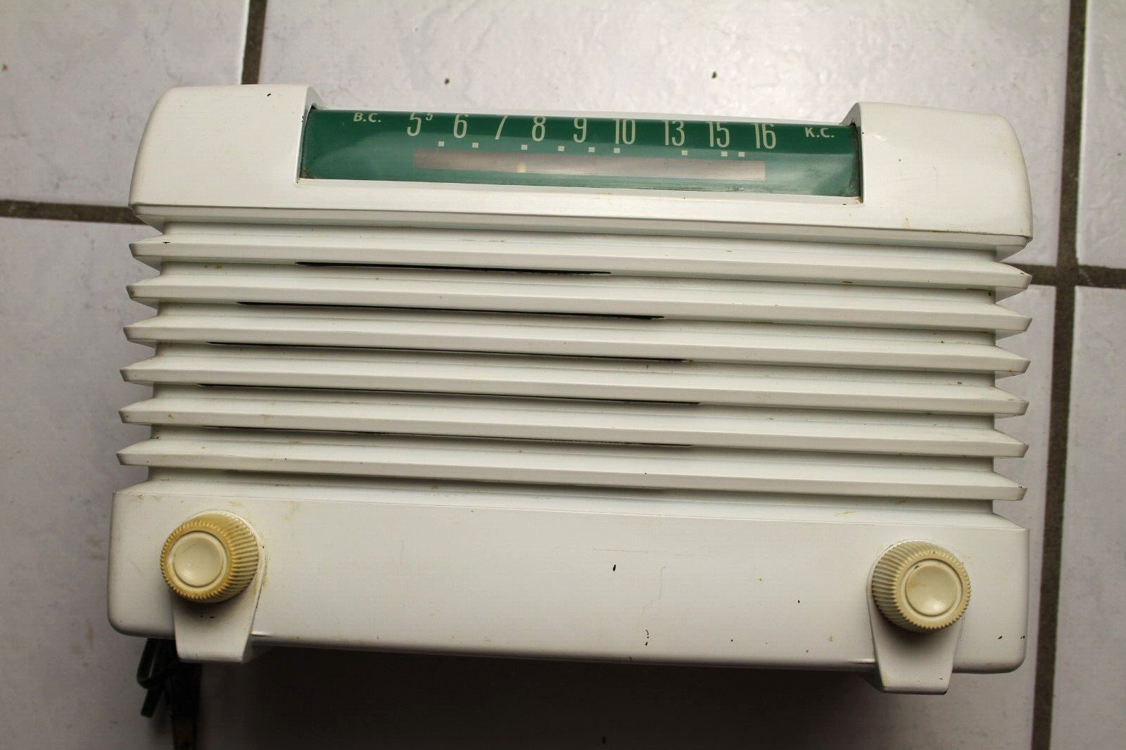 Vintage Wards Airline Tube Radio Model 25BR-1526 White Works with med. Humming