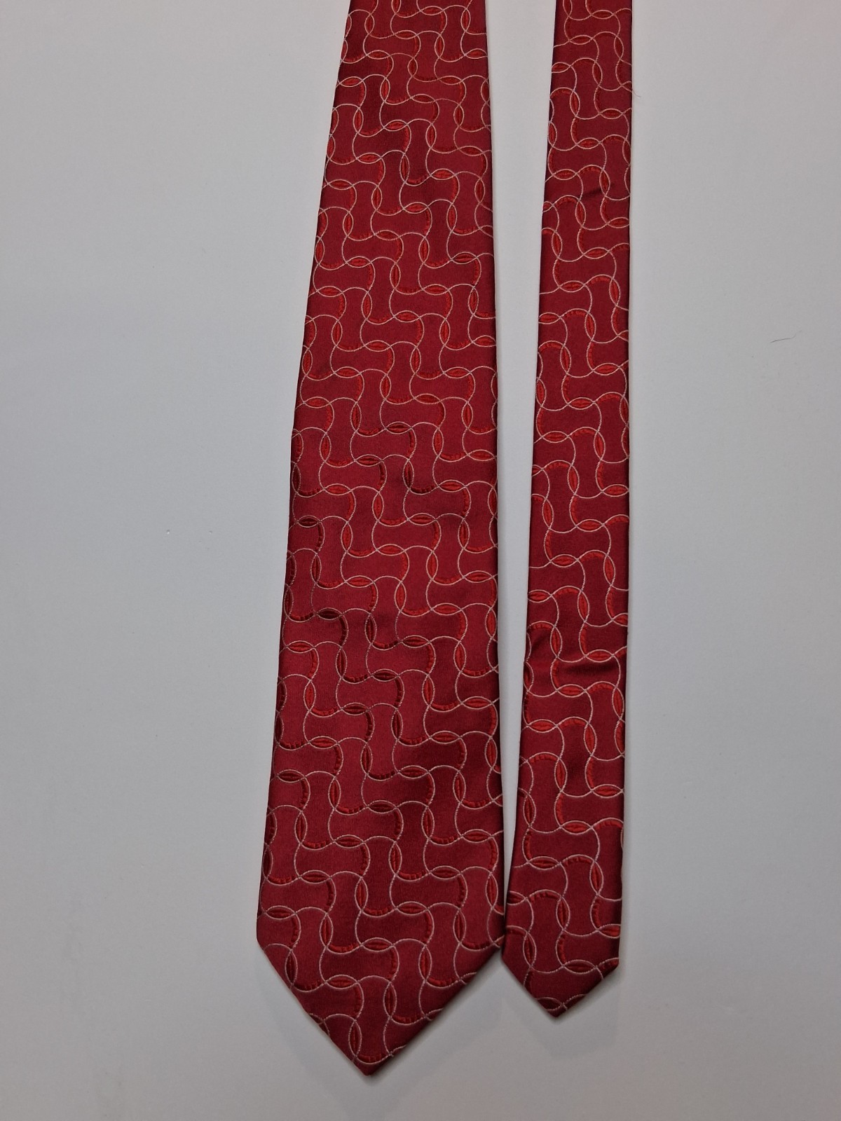 HUGO BOSS Mens Tie Red Base With Wavey Geometric Pattern, Seta Silk, Vgc