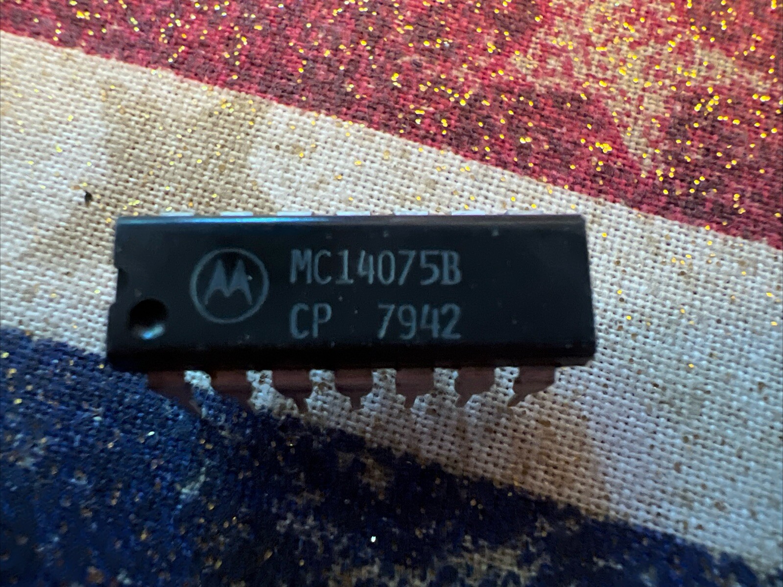 **  QUANTITY 10 **   MOTOROLA MC14075B