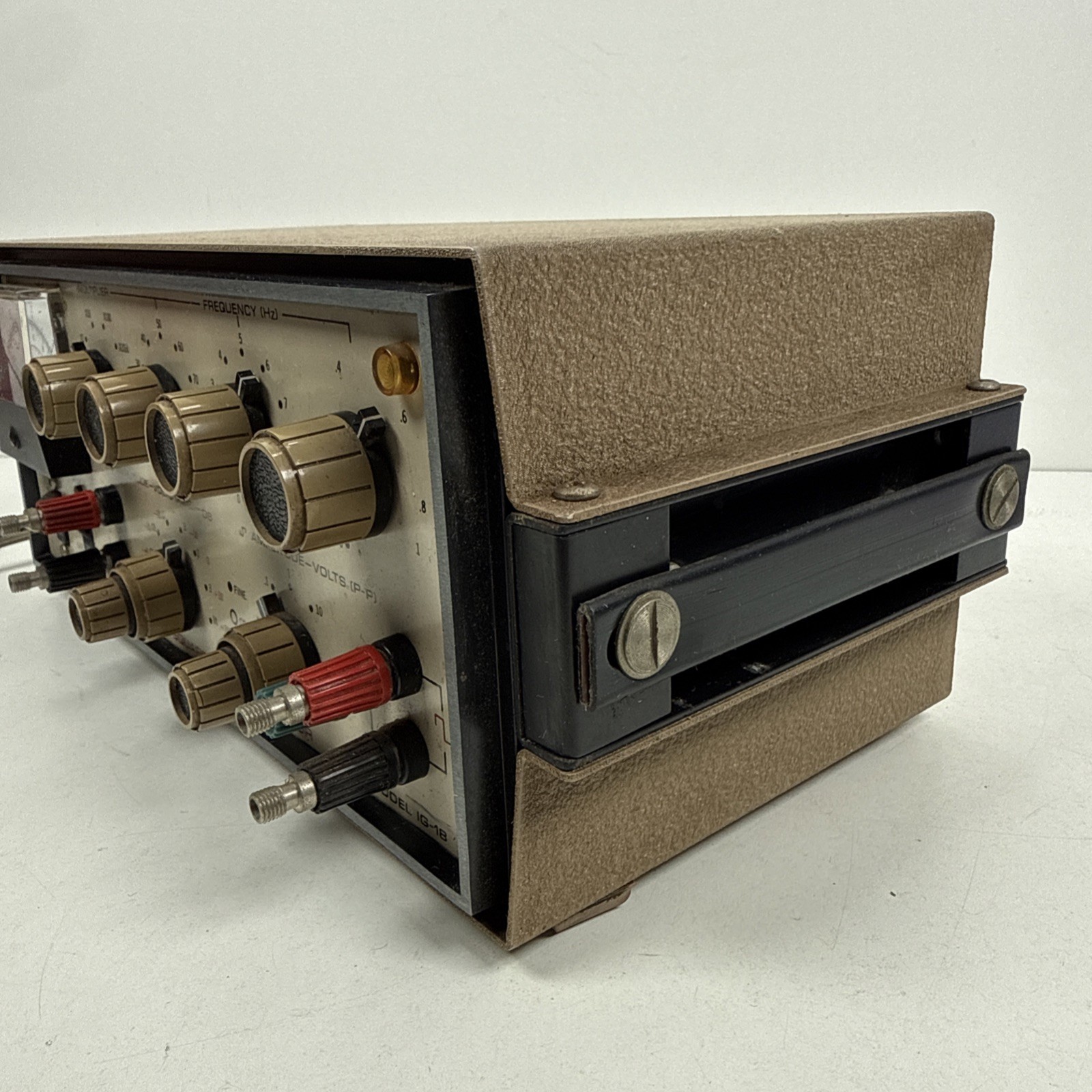 Vtg Heathkit Sine Square Audio Generator Model IG-18 Powers On Untested / Video