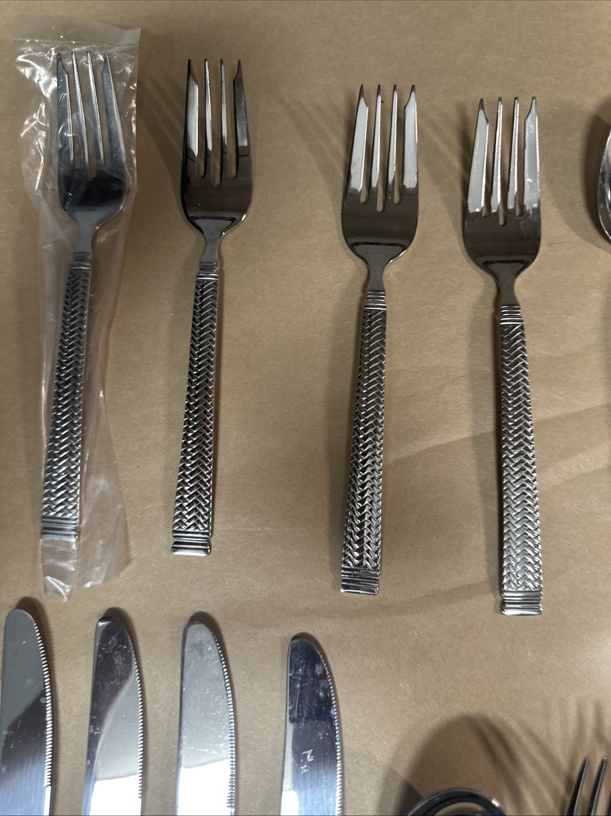 15 Piece Retronue Everyday Flatware