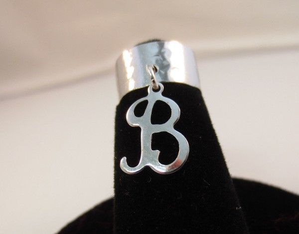 14KT WHITE  GOLD PLATED  DANGLE INITIAL B TOE RING IN A HAMMERED RING