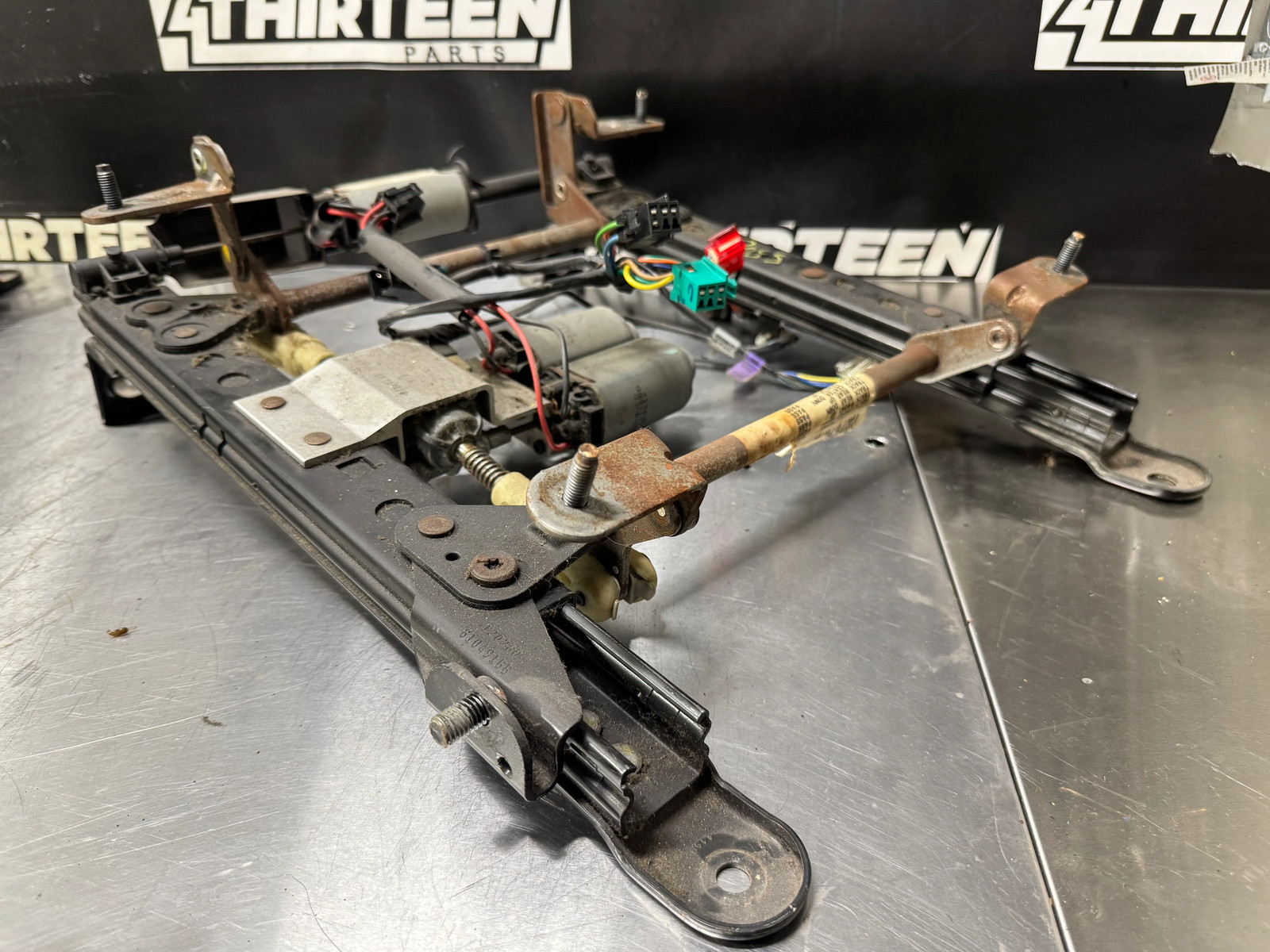 97-04 CORVETTE C5 PASSENGER POWER SEAT TRACK W/ MOTORS #K73